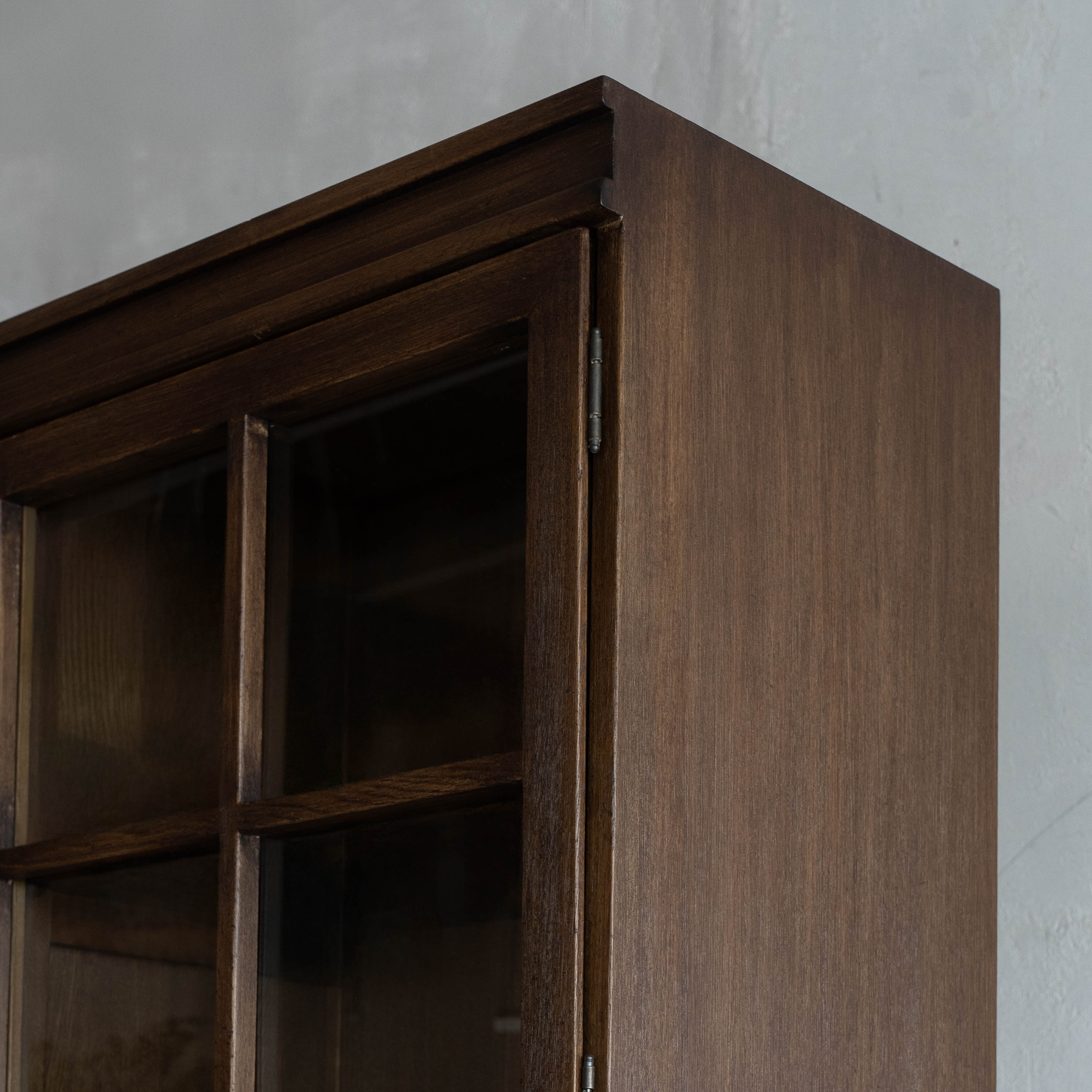 خزانة إلدران المصنوعة يدويًا من خشب البلوط الصلب وباب زجاجي