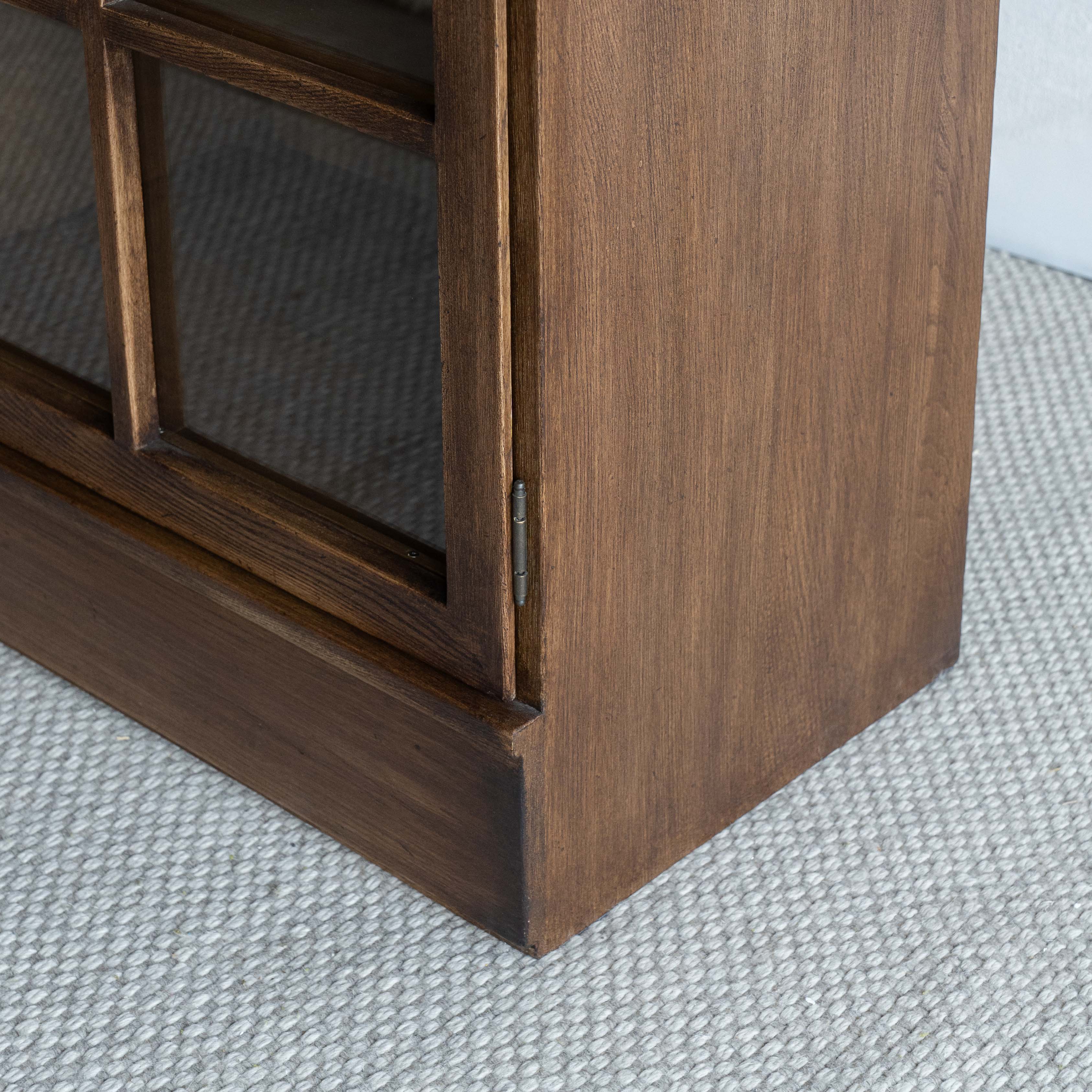 خزانة إلدران المصنوعة يدويًا من خشب البلوط الصلب وباب زجاجي