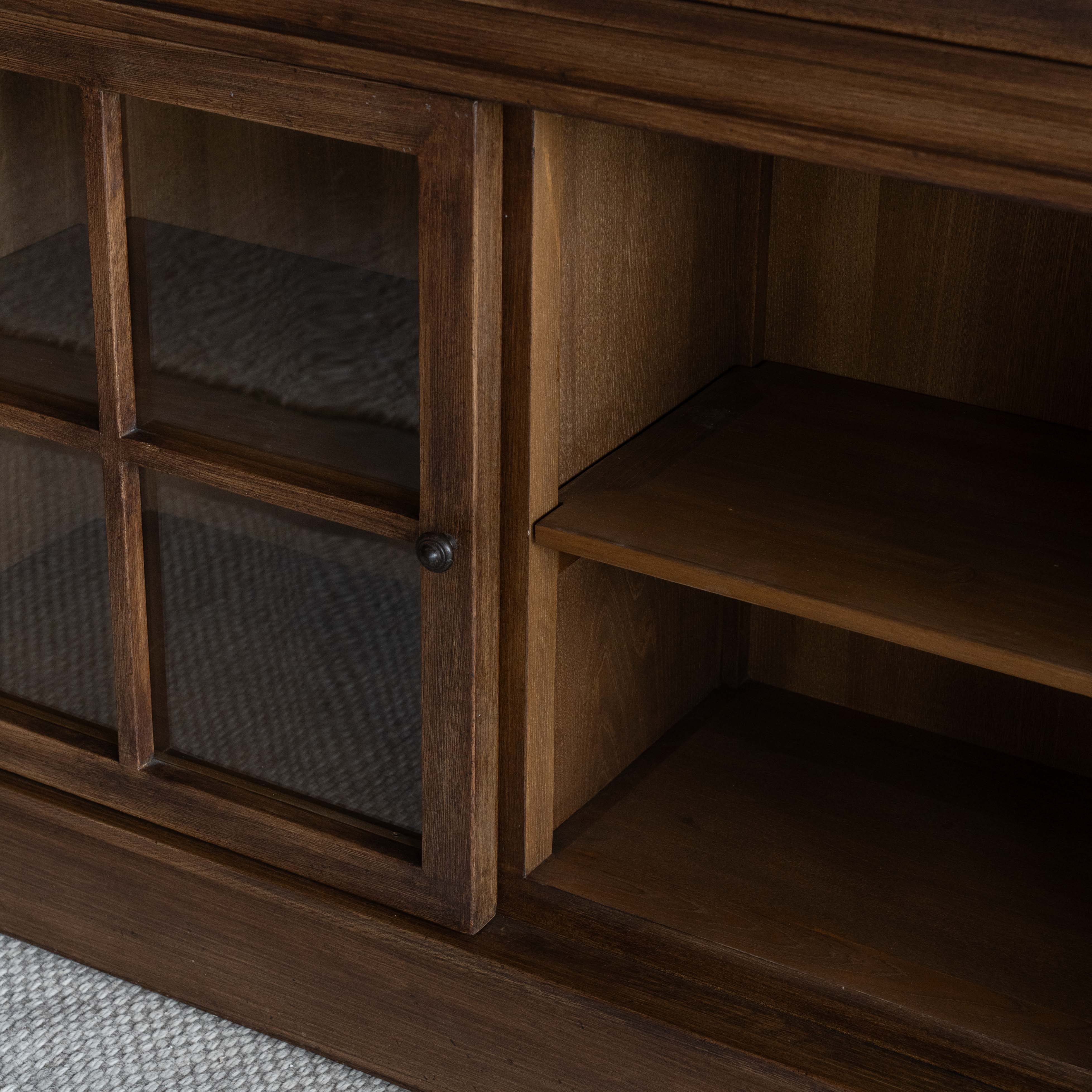 خزانة إلدران المصنوعة يدويًا من خشب البلوط الصلب وباب زجاجي