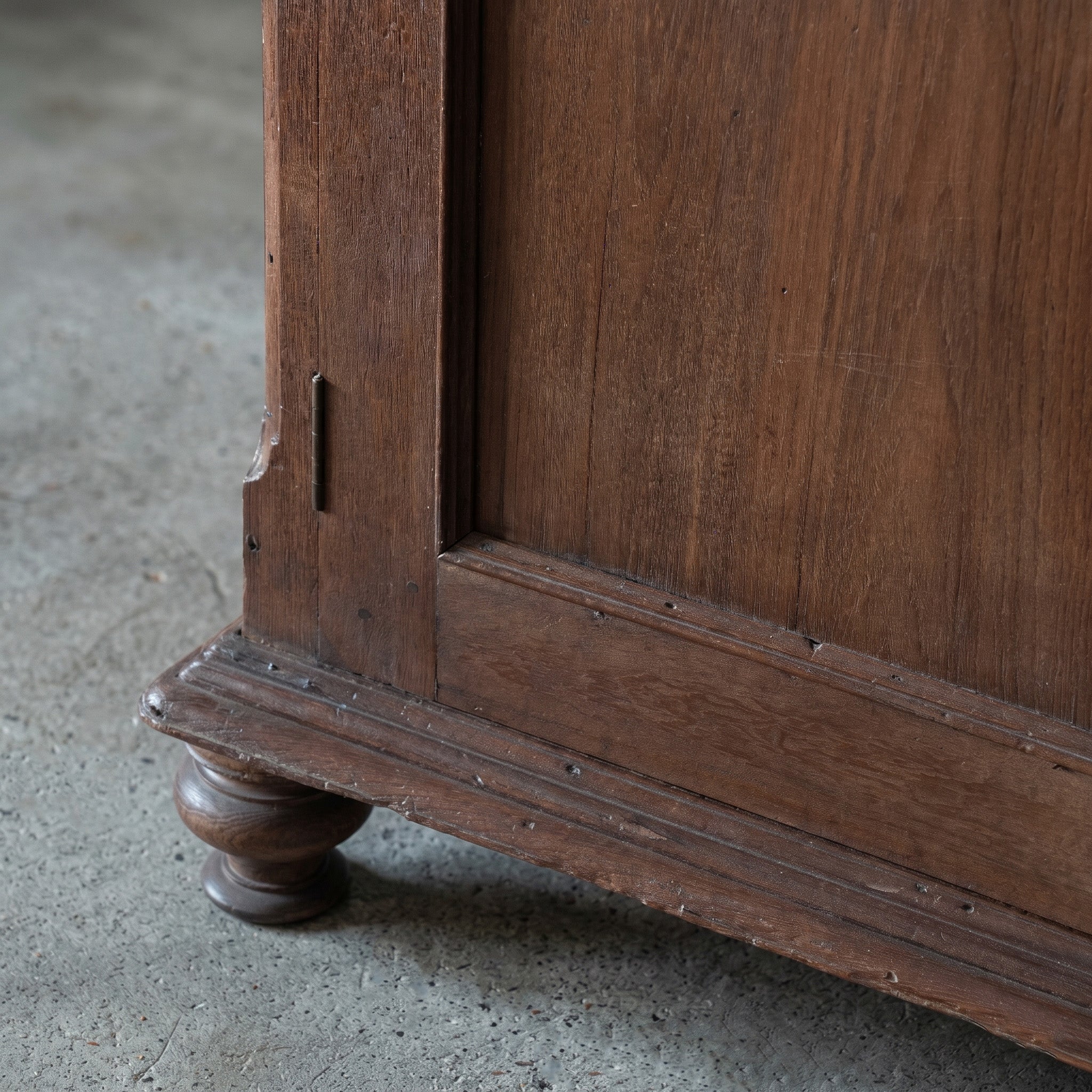 خزانة إلدران المصنوعة يدويًا من خشب البلوط الصلب وباب زجاجي