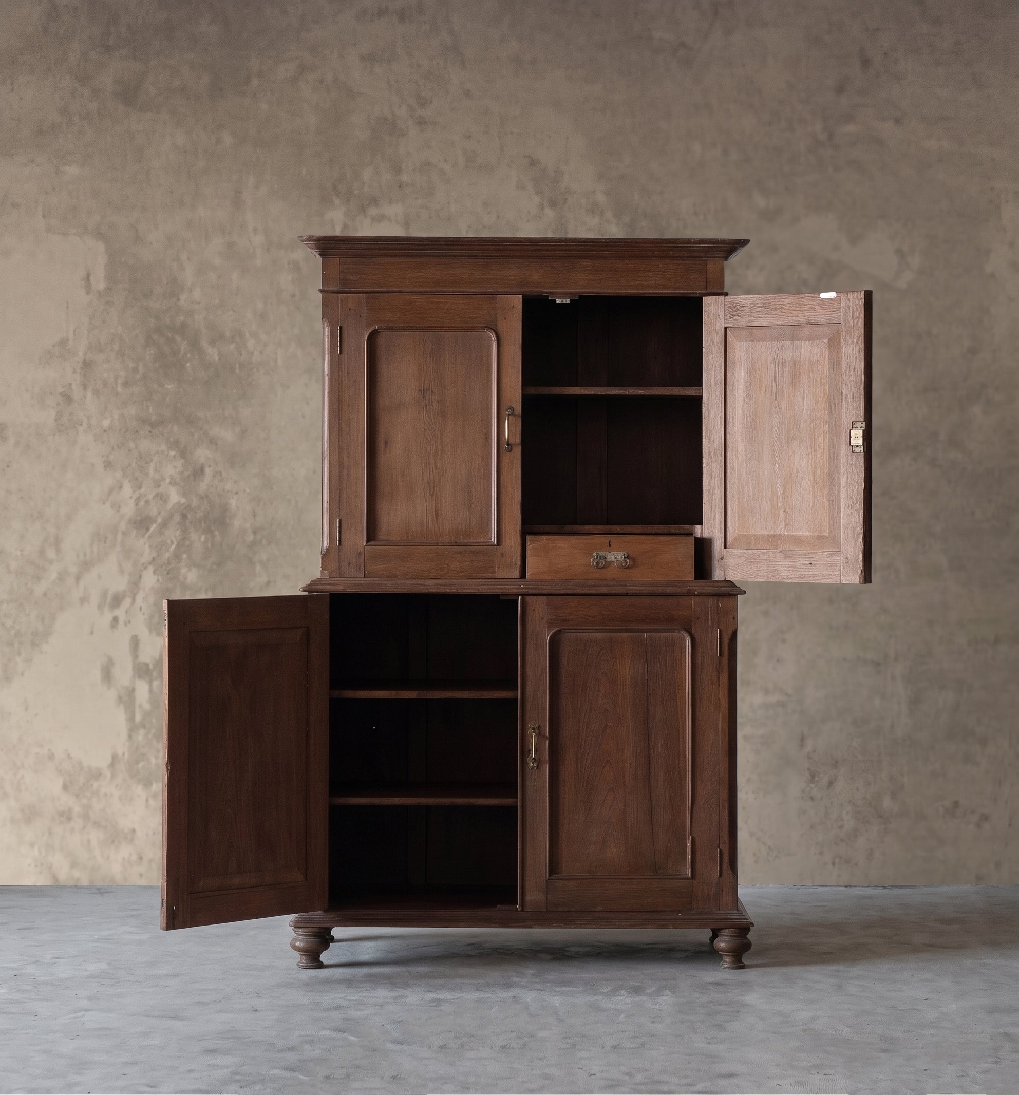 خزانة إلدران المصنوعة يدويًا من خشب البلوط الصلب وباب زجاجي