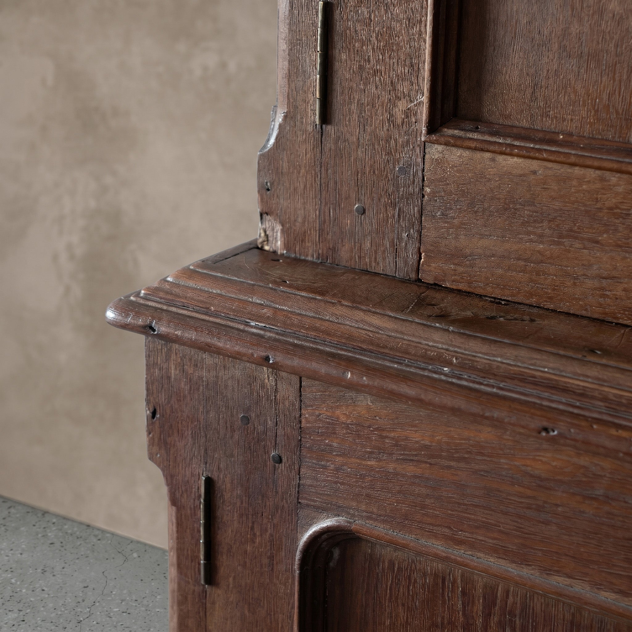 خزانة إلدران المصنوعة يدويًا من خشب البلوط الصلب وباب زجاجي