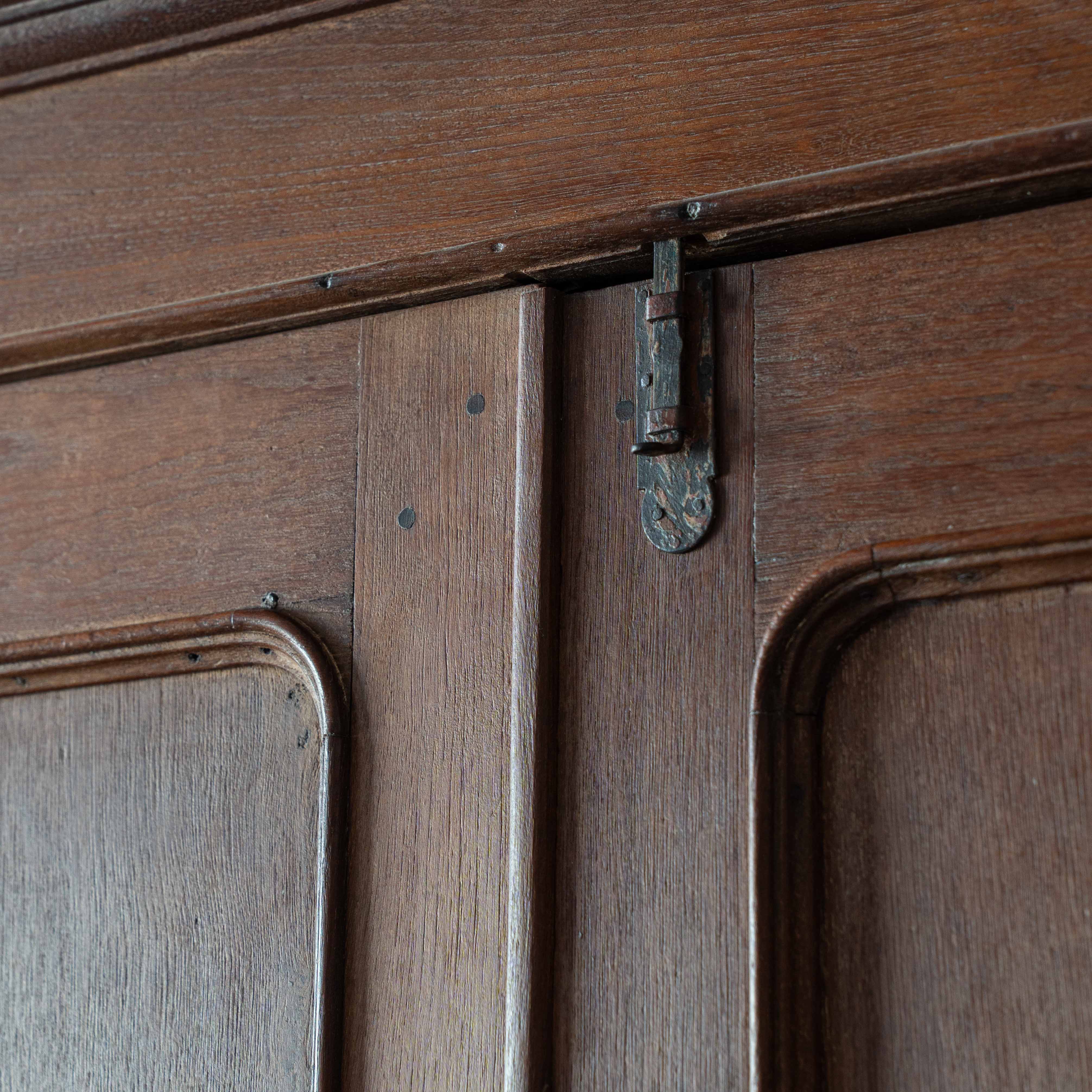 خزانة إلدران المصنوعة يدويًا من خشب البلوط الصلب وباب زجاجي