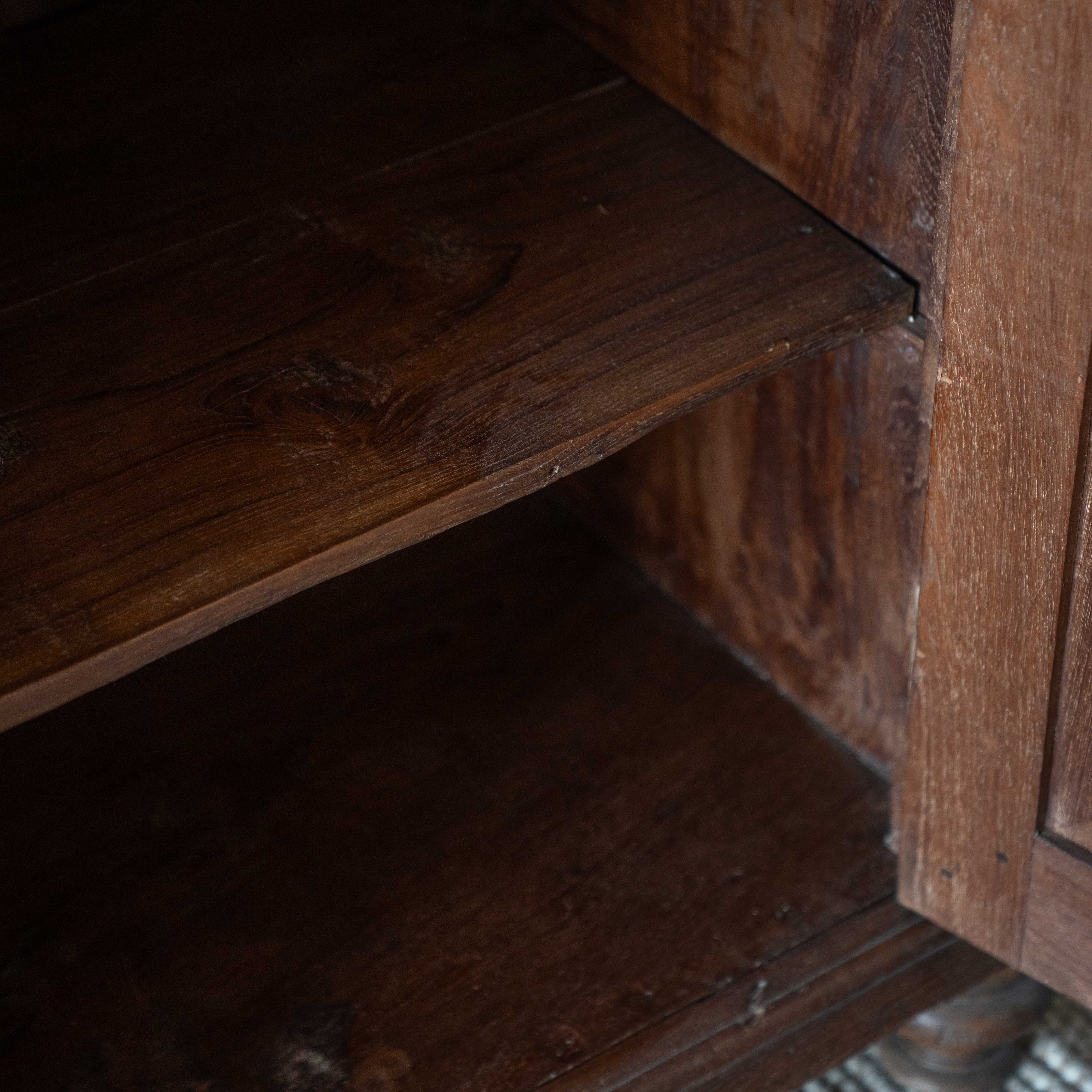 خزانة إلدران المصنوعة يدويًا من خشب البلوط الصلب وباب زجاجي