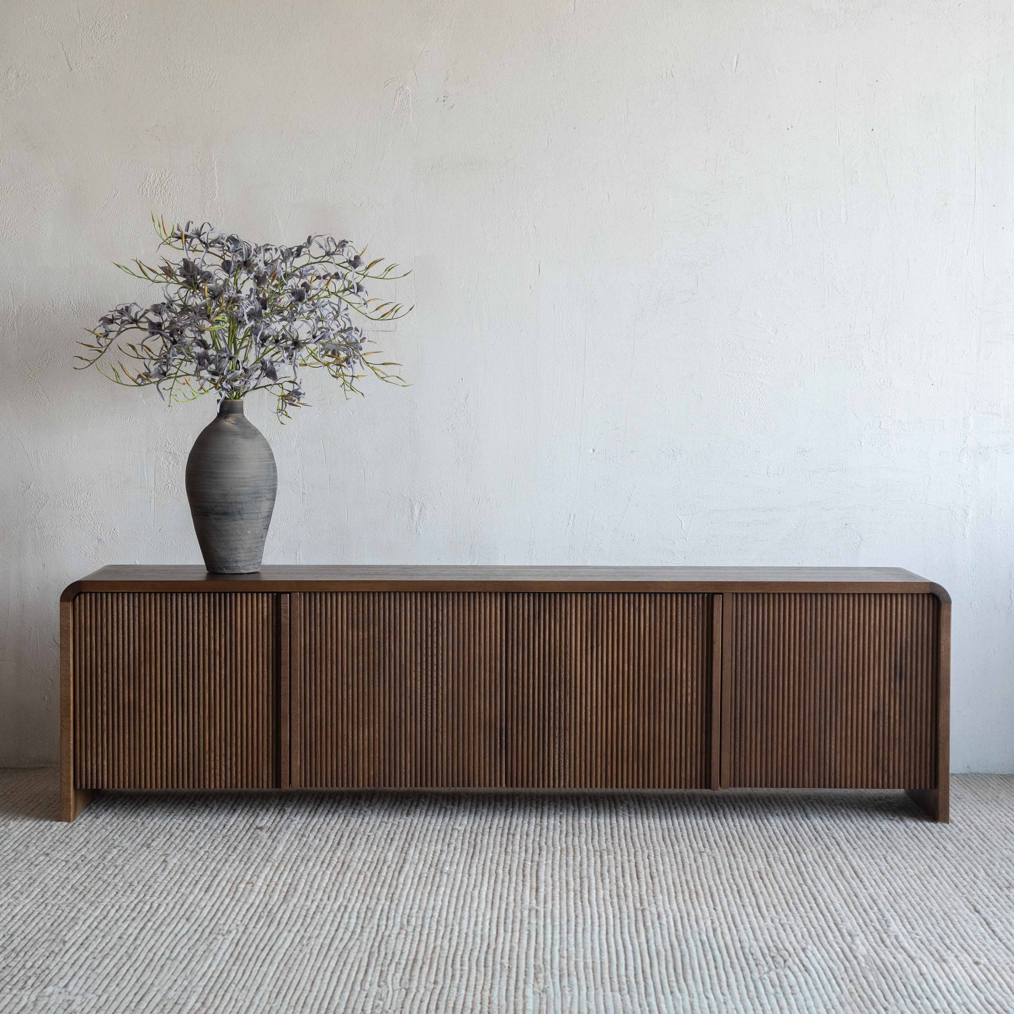 وحدة تلفزيون من خشب الدردار بتصميم عتيق على شكل عرش - كبيرة