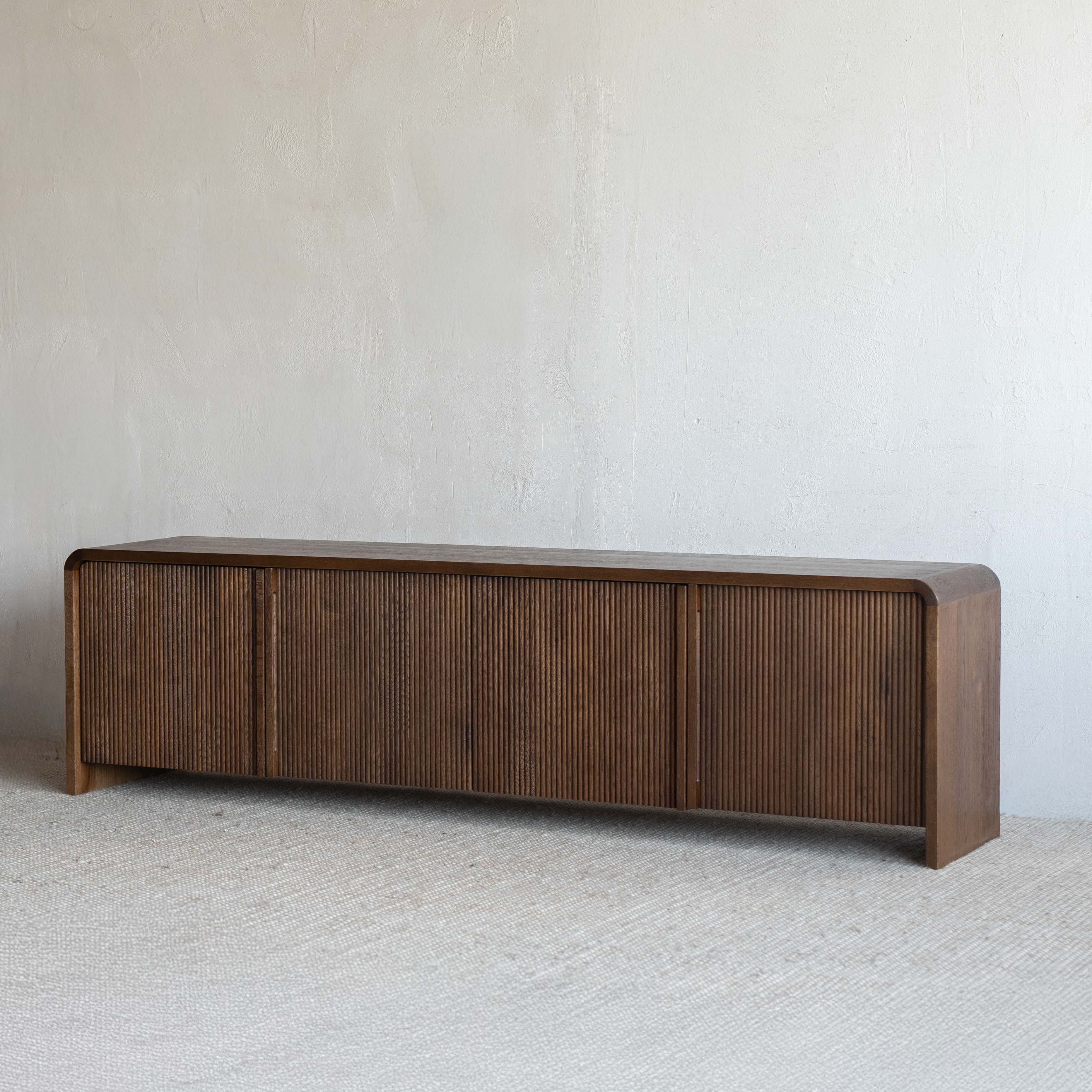 وحدة تلفزيون من خشب الدردار بتصميم عتيق على شكل عرش - كبيرة