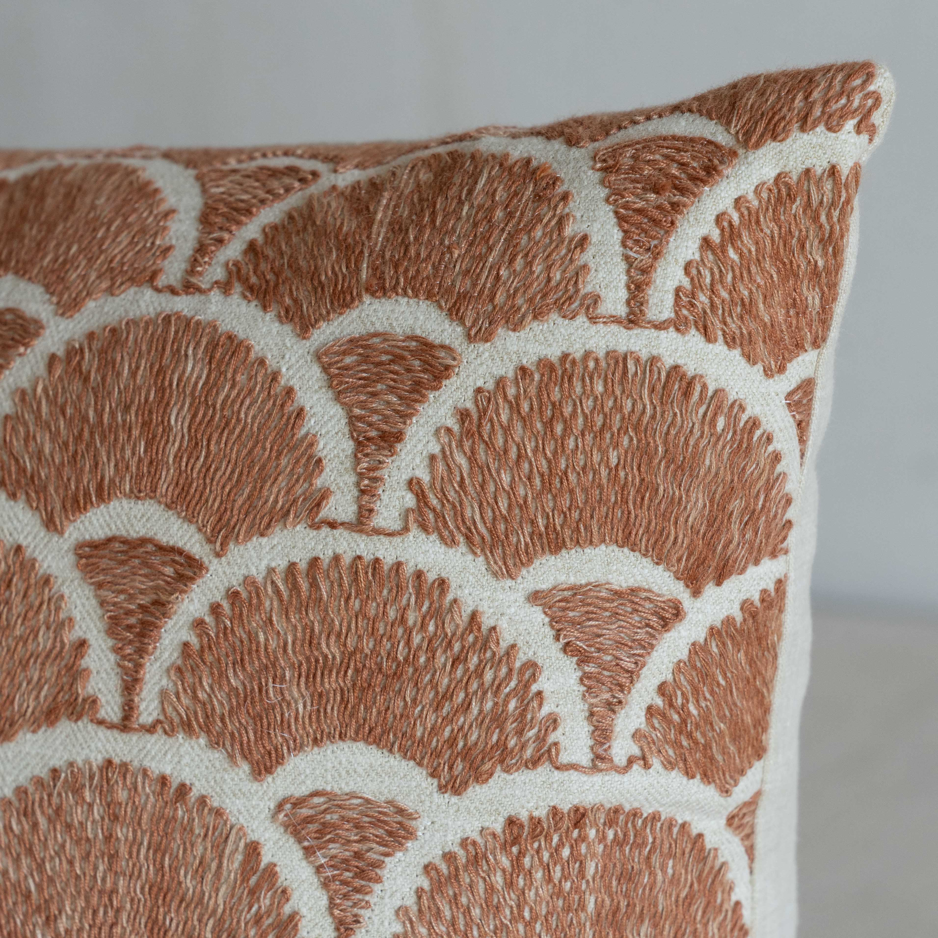 غطاء وسادة فيليور أبيض