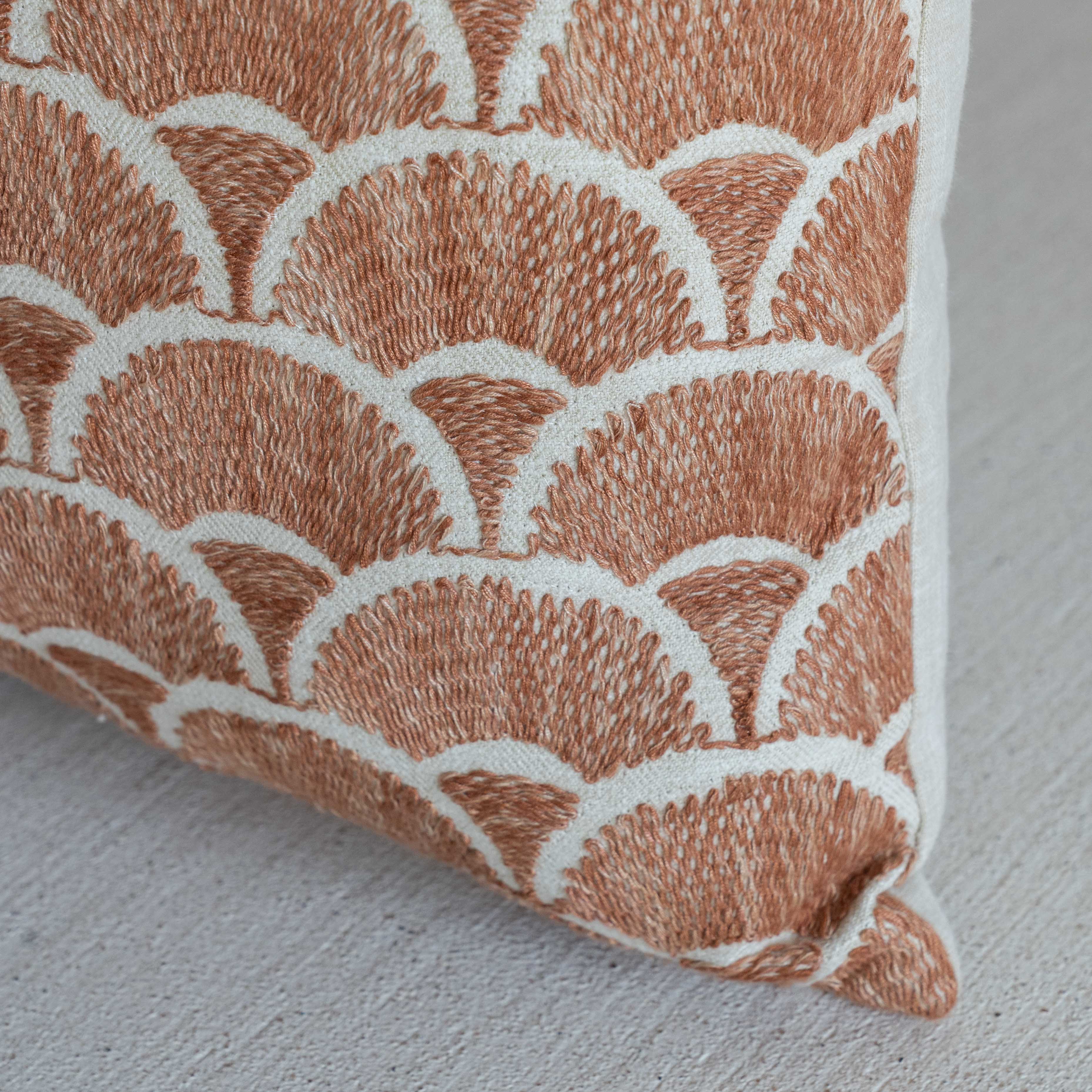 غطاء وسادة فيليور أبيض