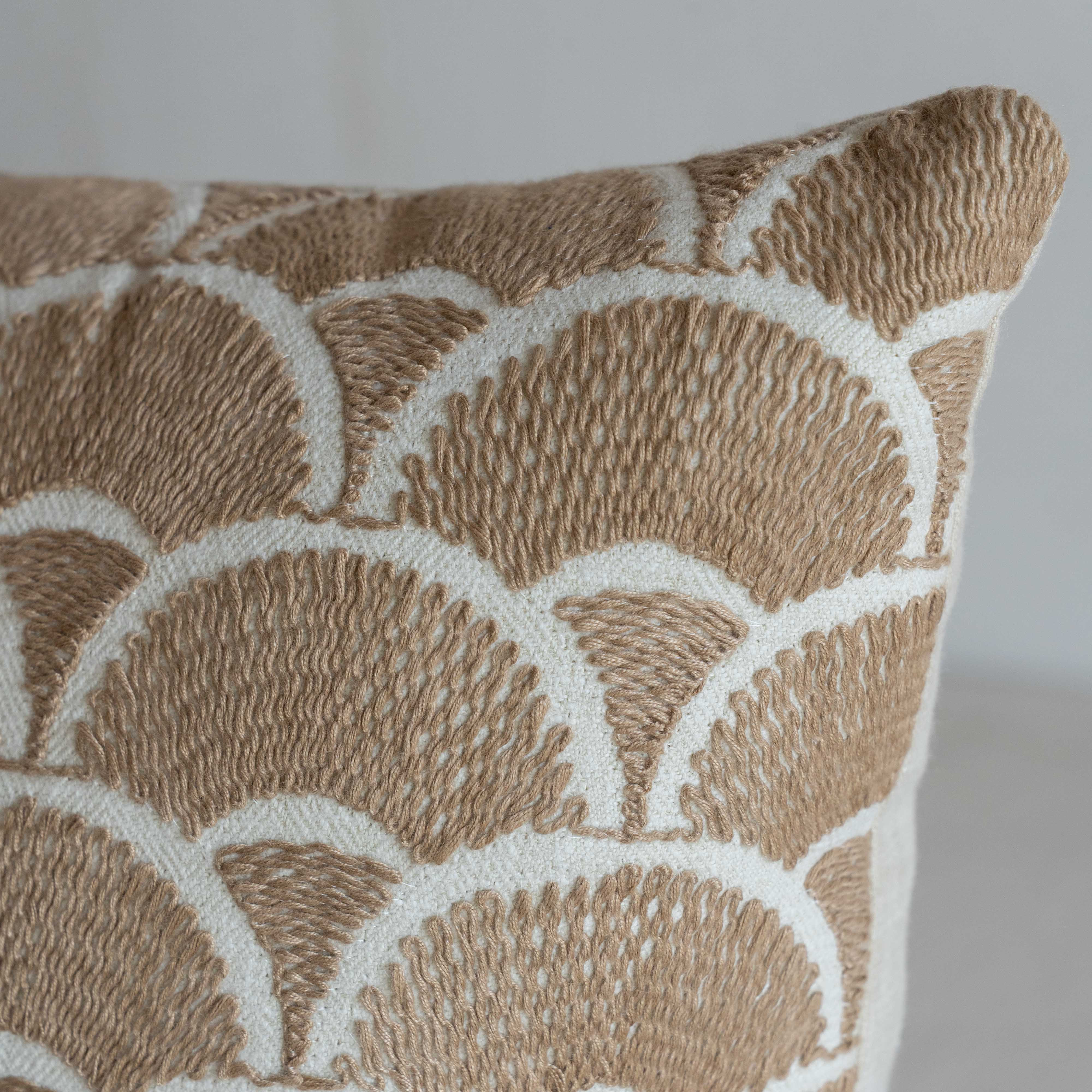 غطاء وسادة فيليور أبيض