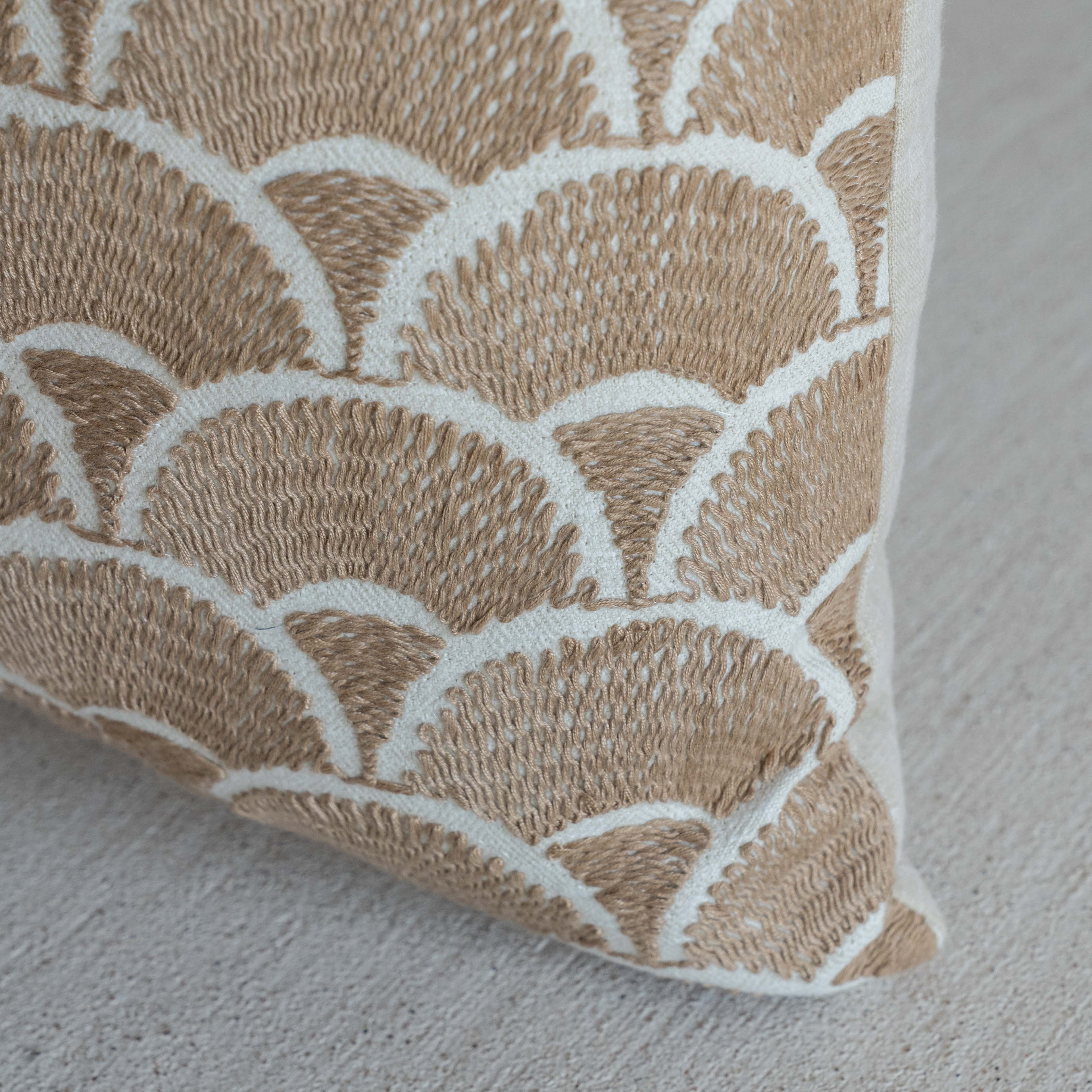 غطاء وسادة فيليور أبيض