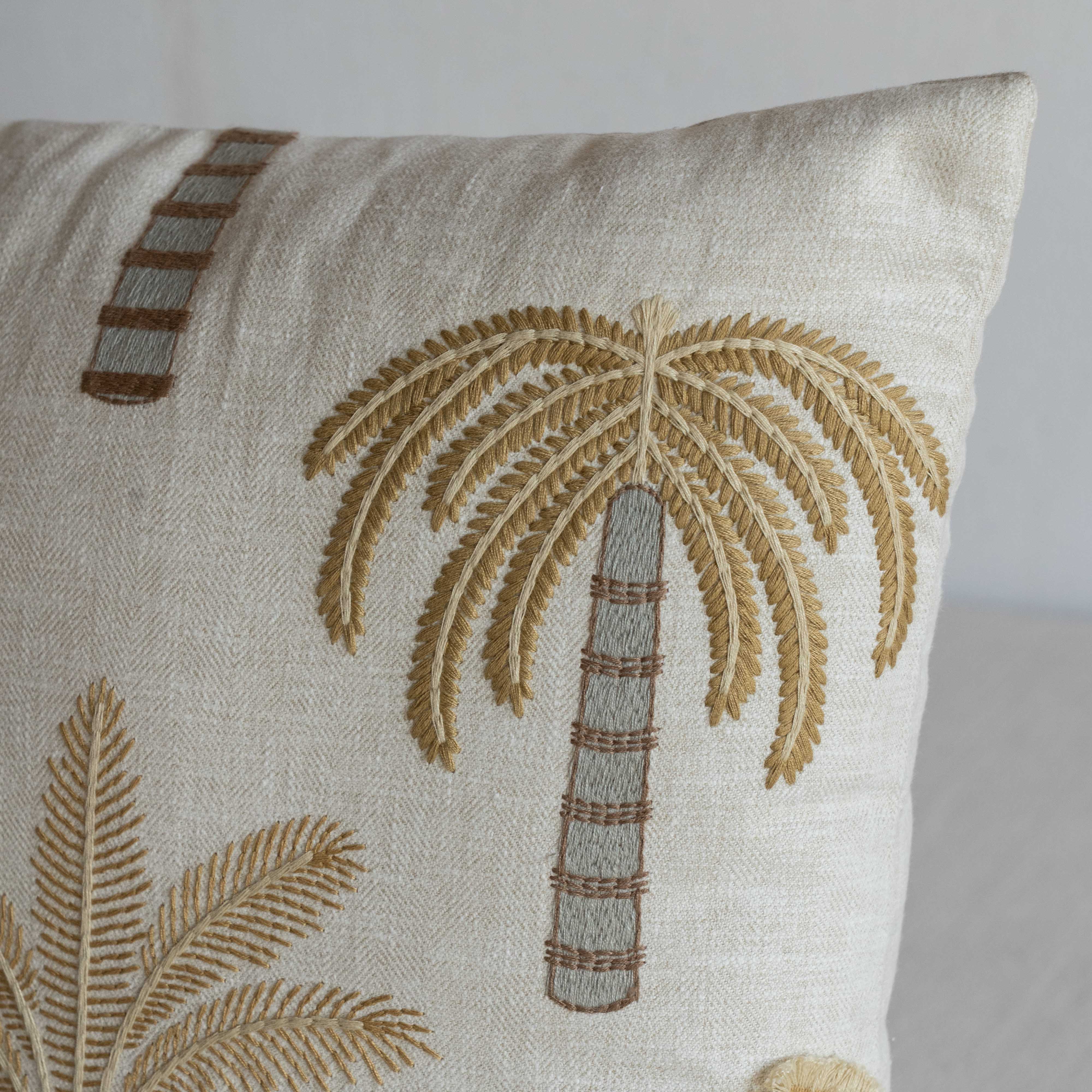 غطاء وسادة فيليور أبيض