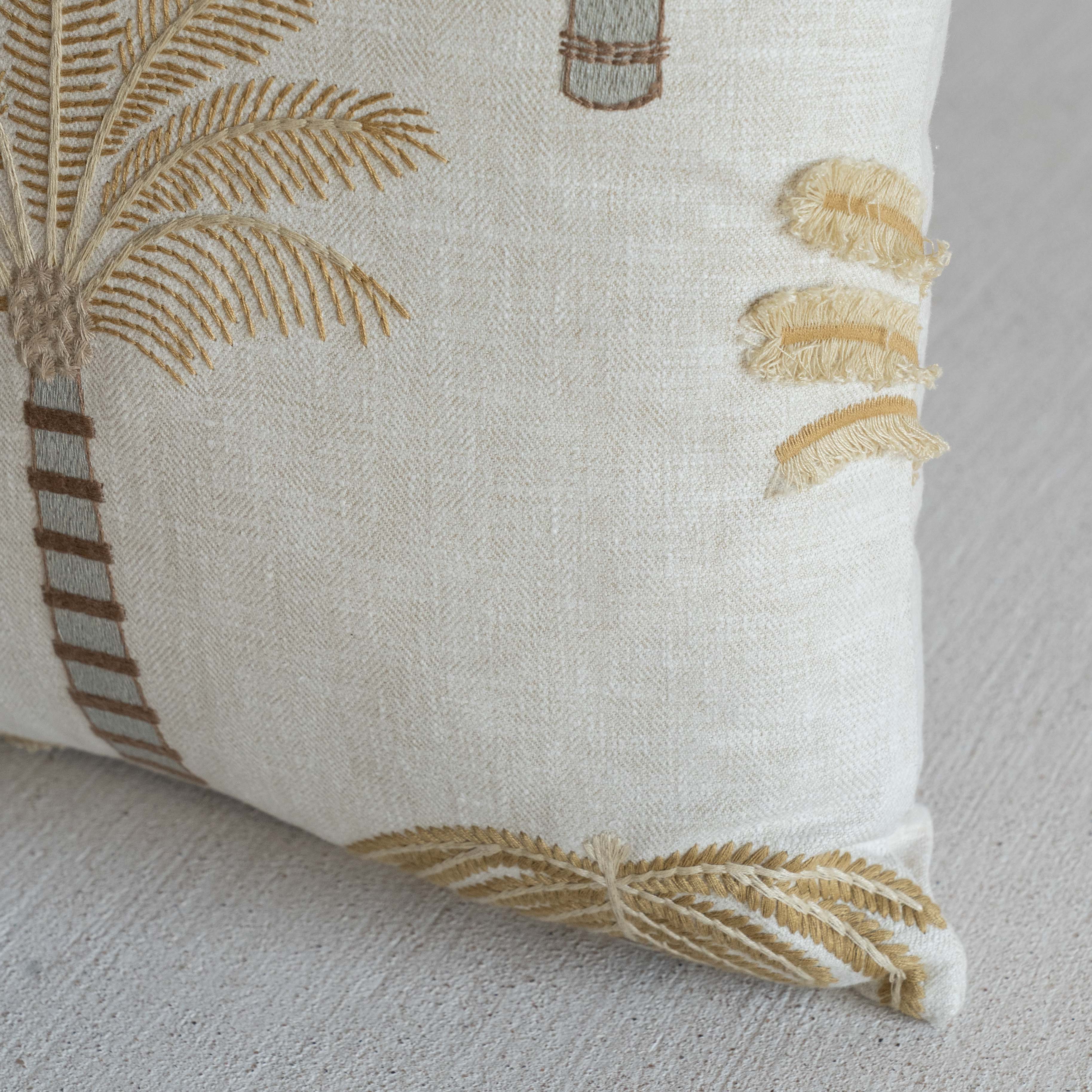 غطاء وسادة فيليور أبيض