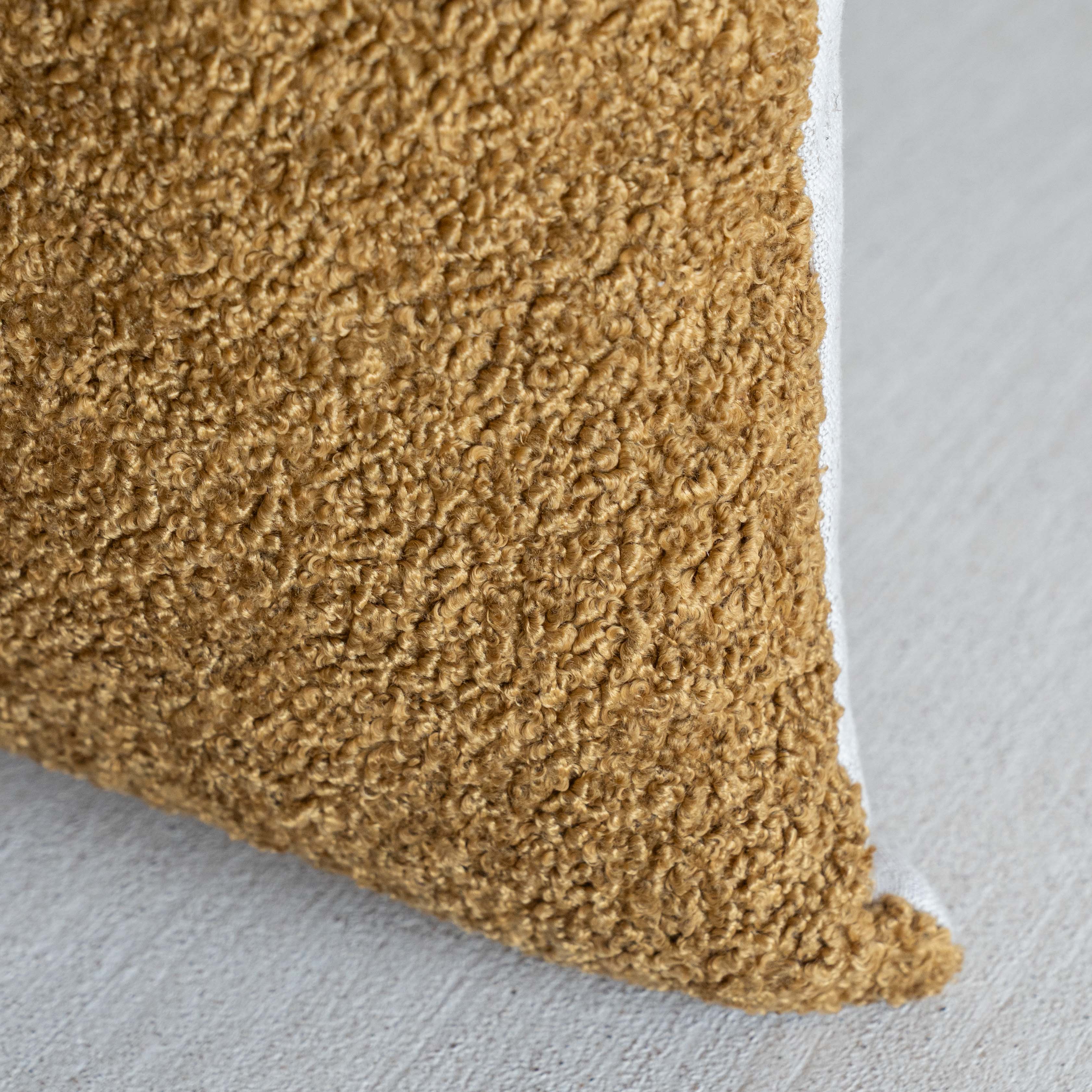 غطاء وسادة فيليور أبيض