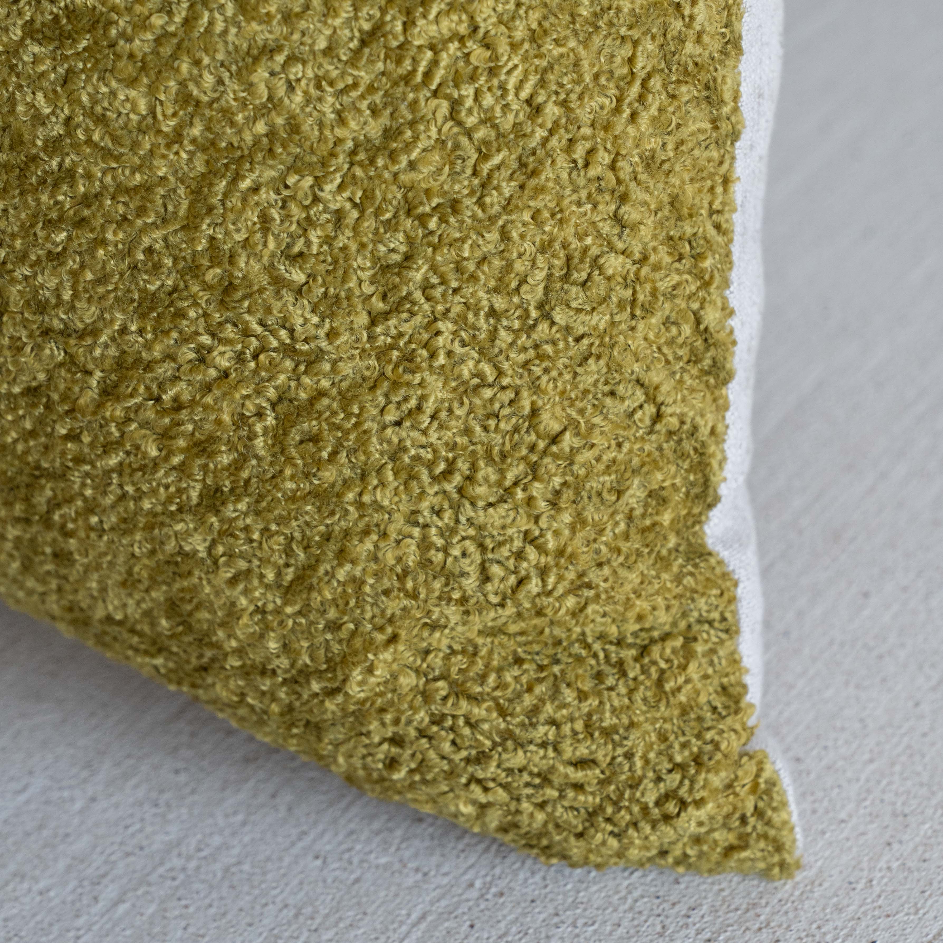 غطاء وسادة فيليور أبيض