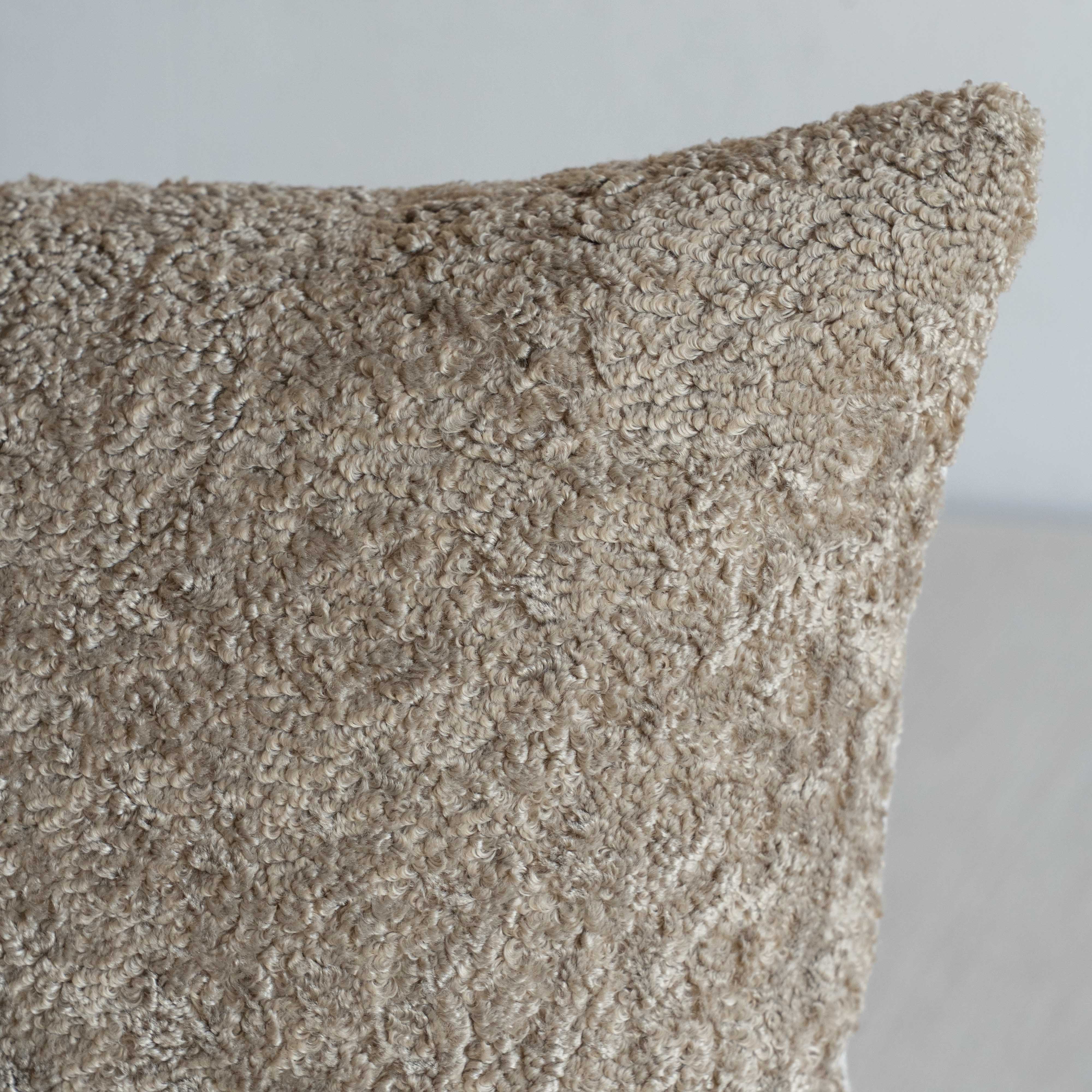 غطاء وسادة فيليور أبيض