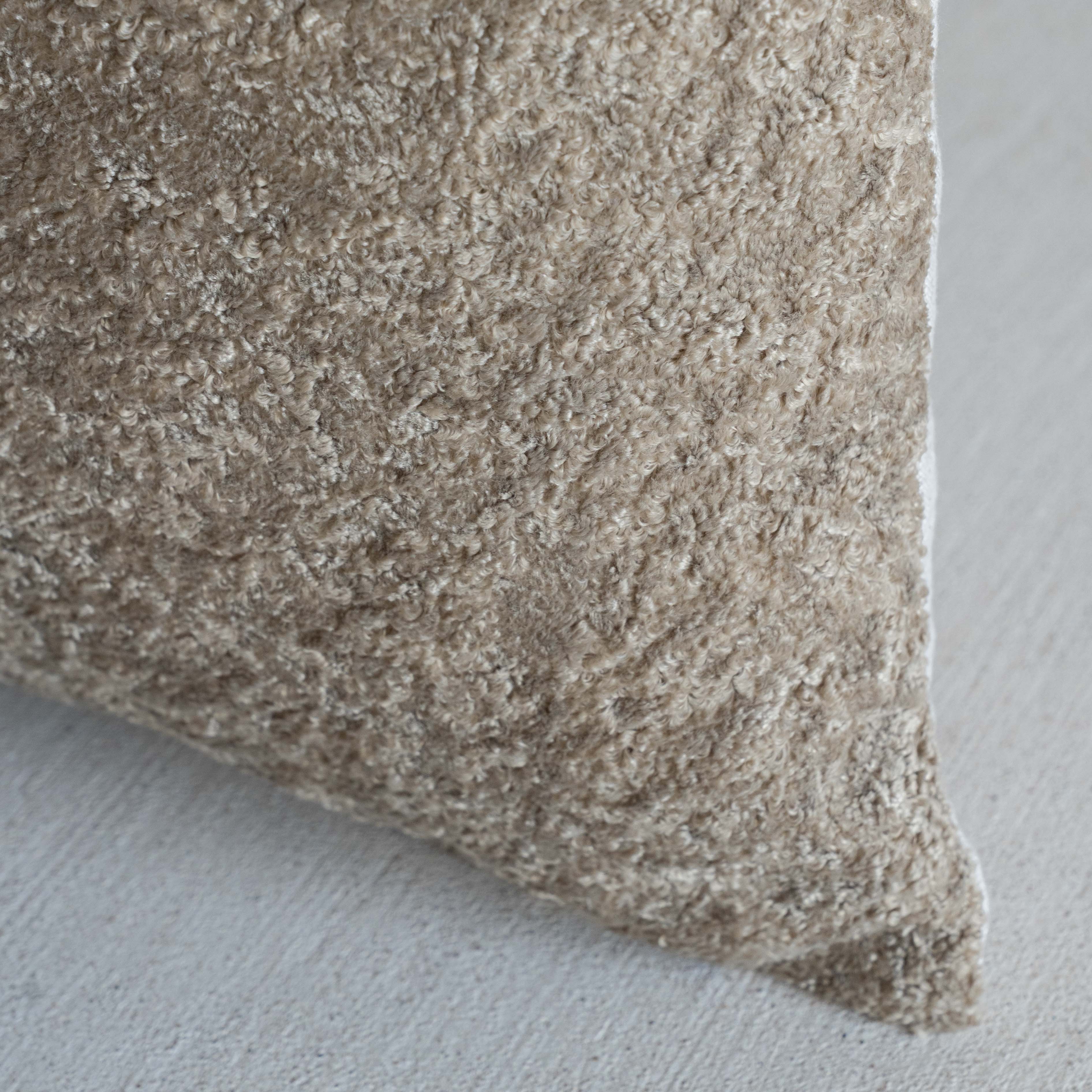 غطاء وسادة فيليور أبيض