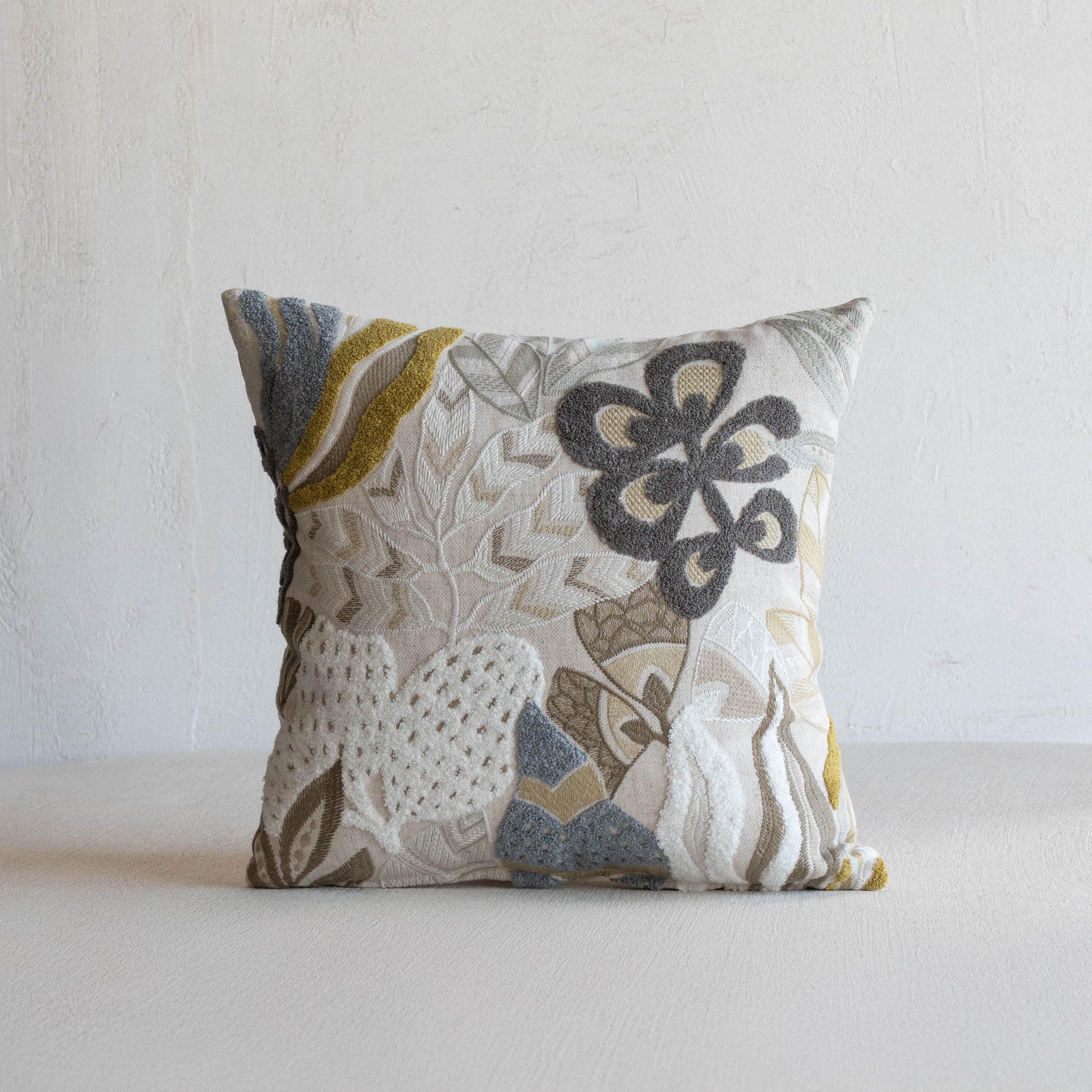 غطاء وسادة فيليور أبيض