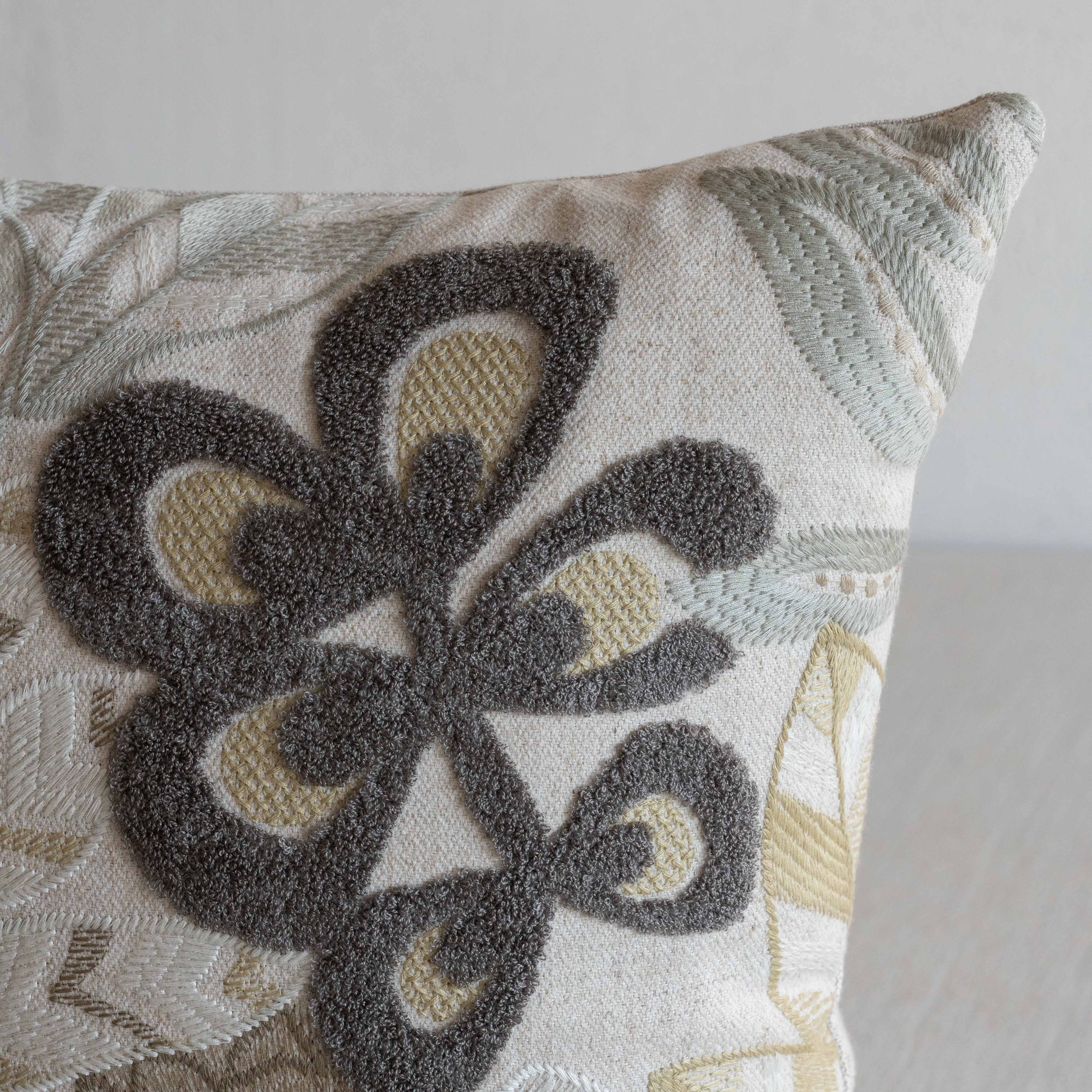 غطاء وسادة فيليور أبيض