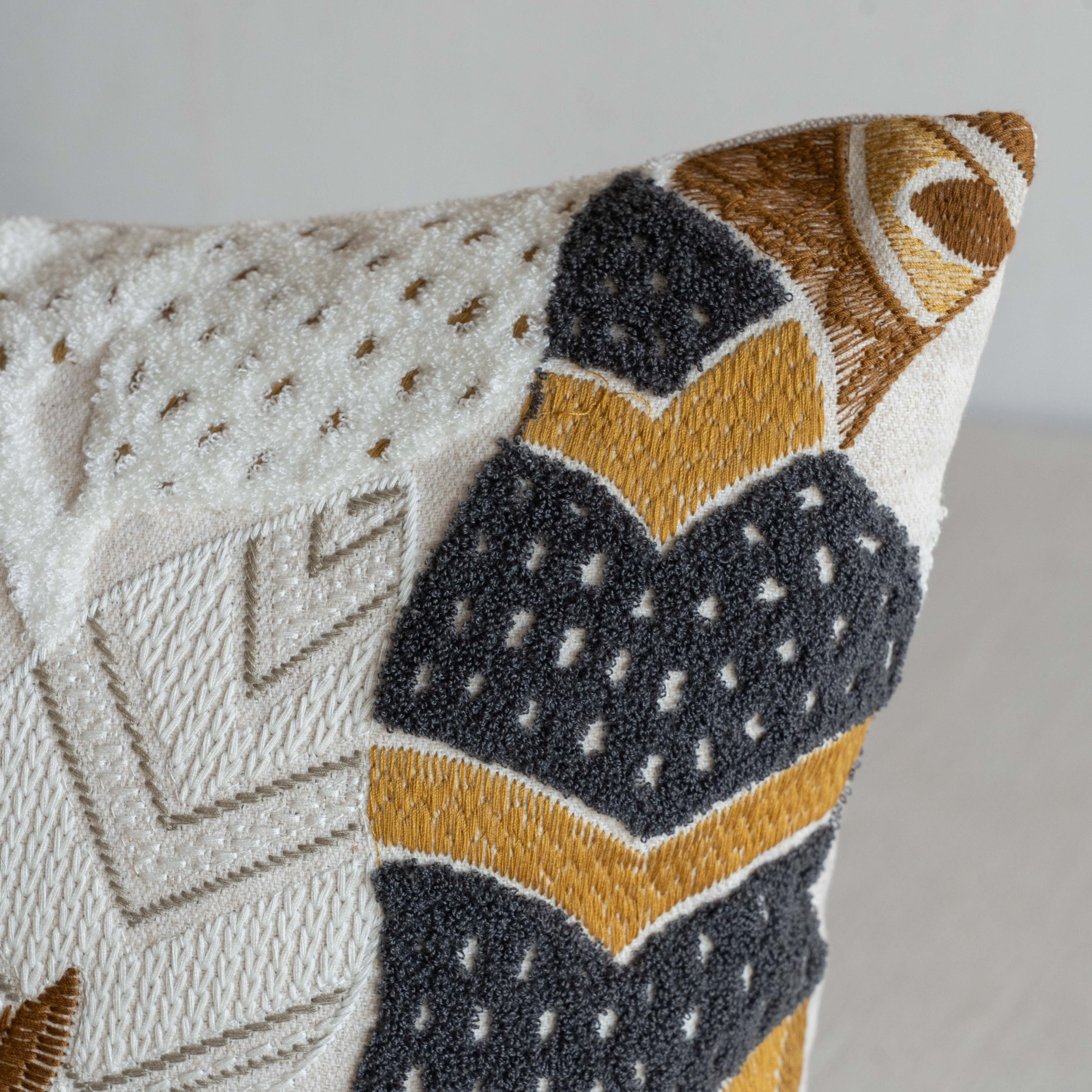 غطاء وسادة فيليور أبيض