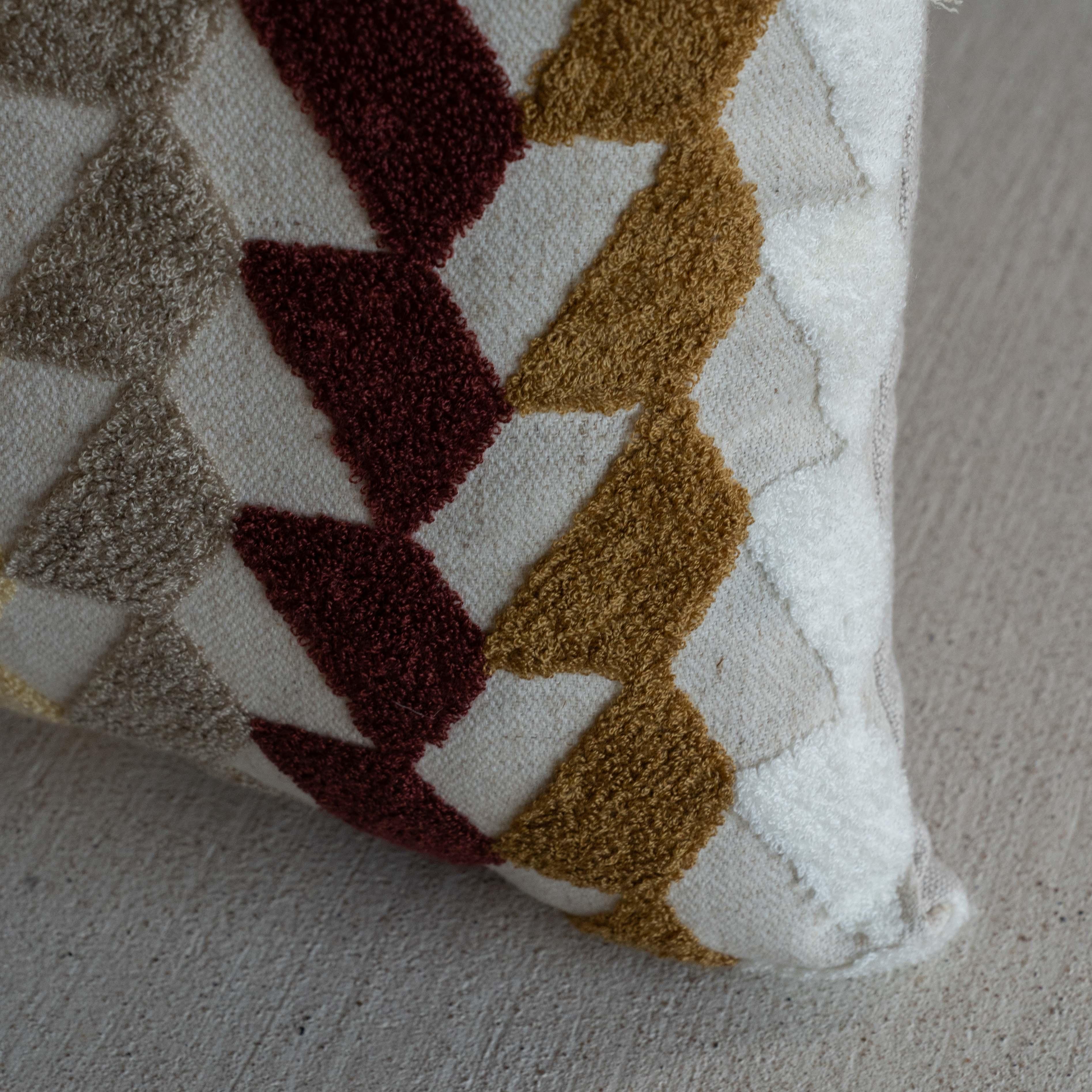 غطاء وسادة فيليور أبيض