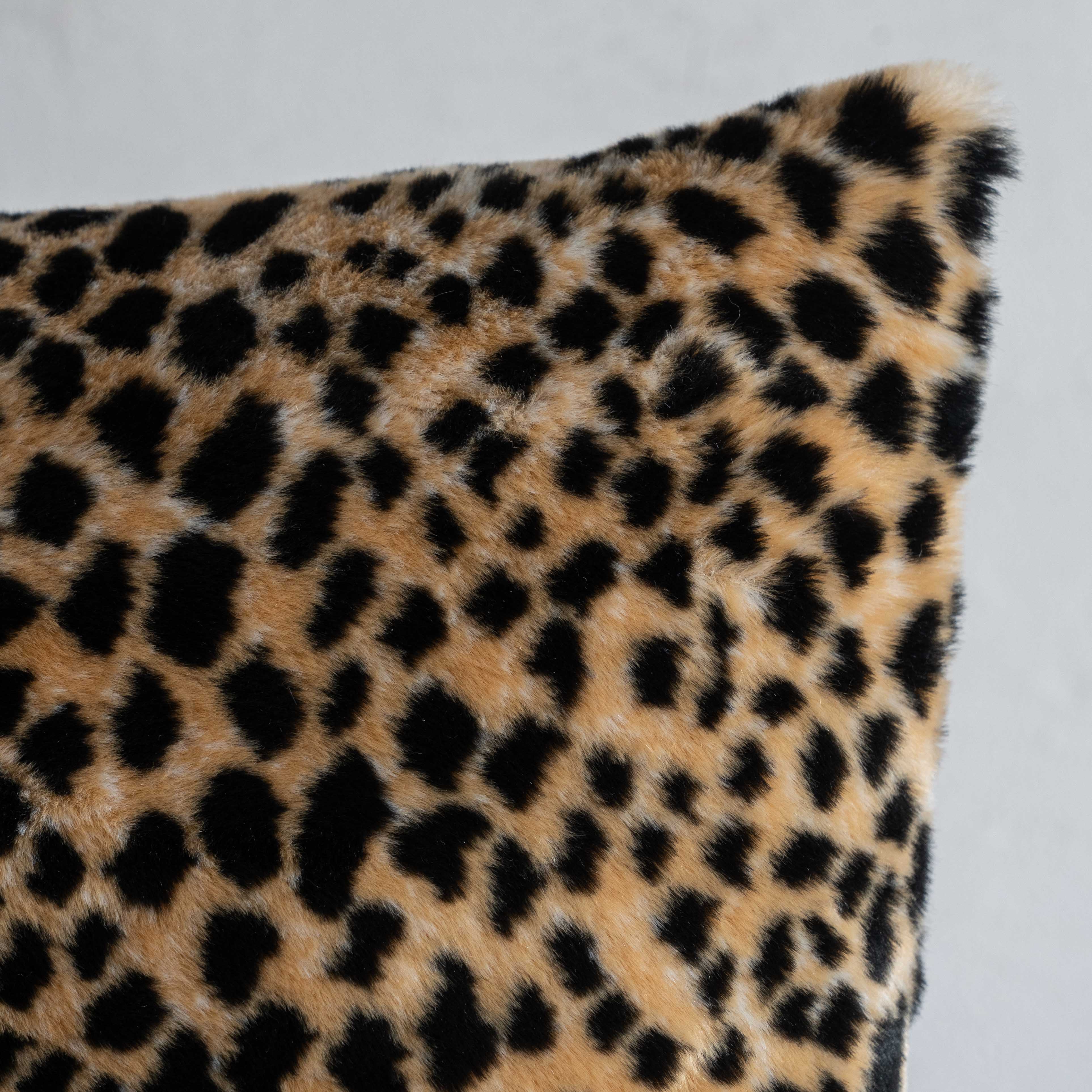 غطاء وسادة فيليور أبيض