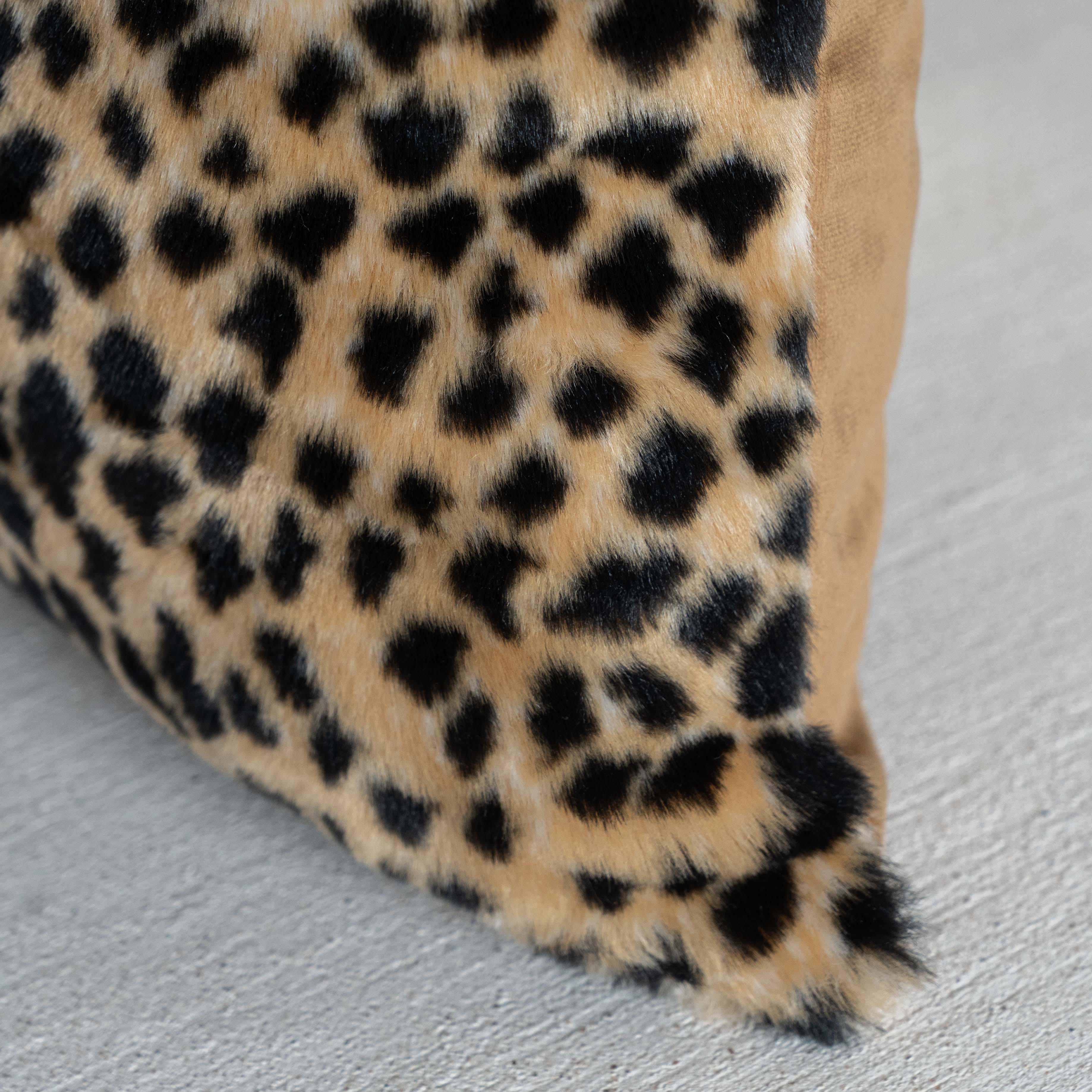 غطاء وسادة فيليور أبيض