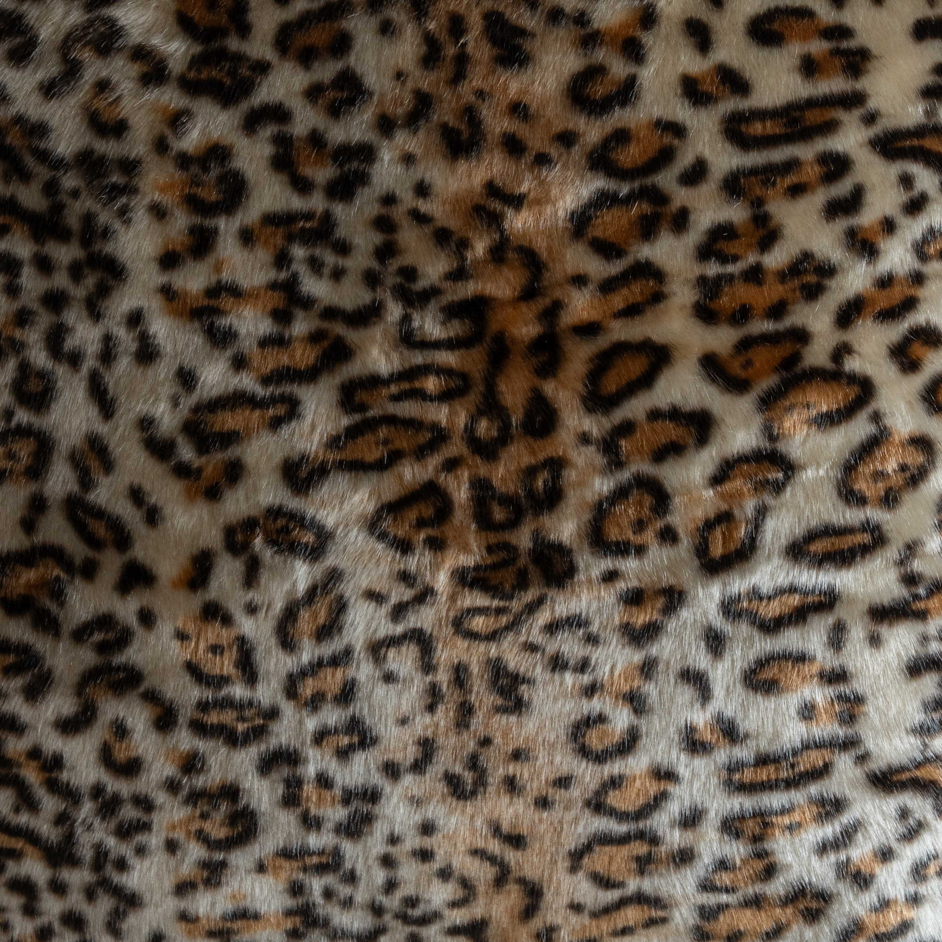 غطاء وسادة فيليور أبيض