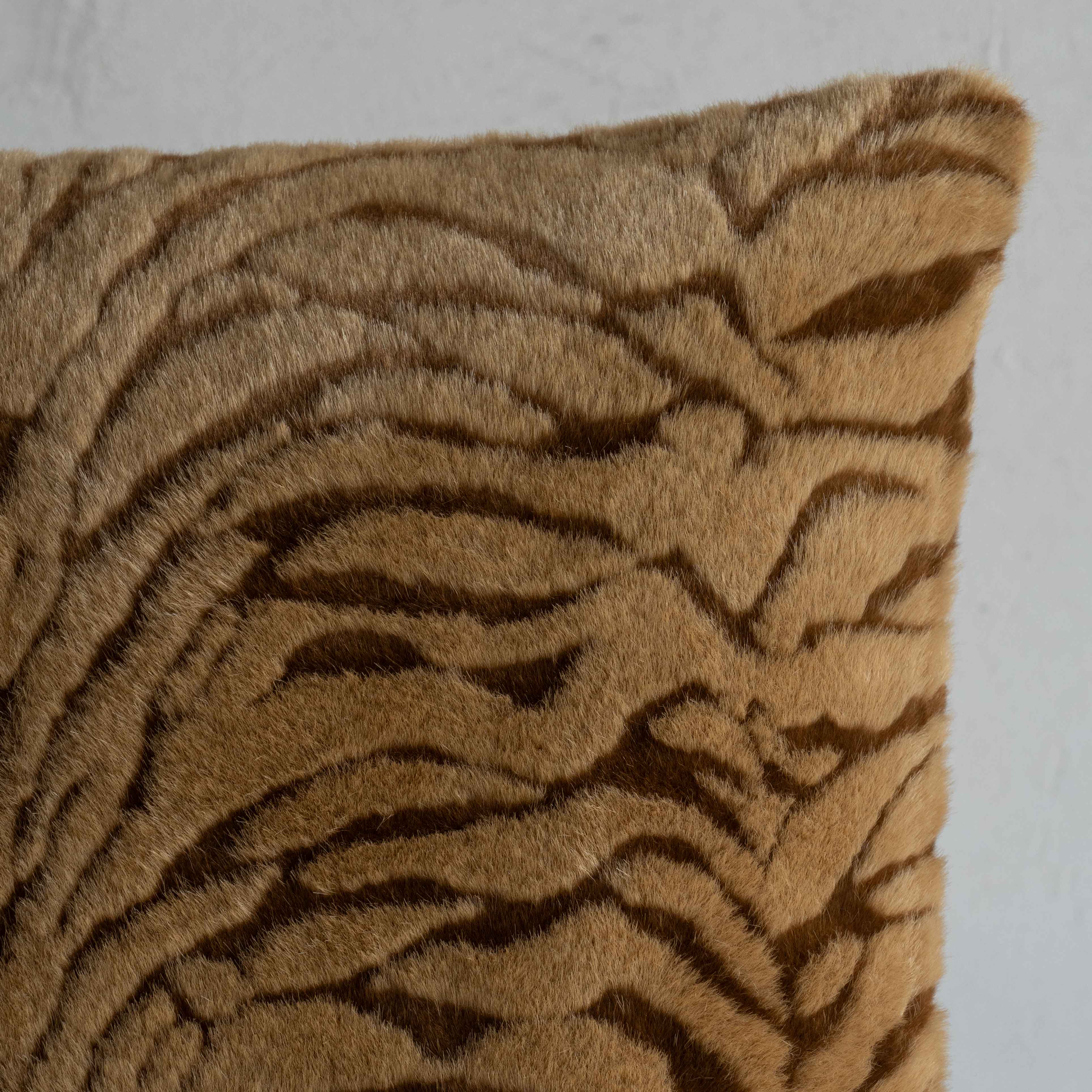 غطاء وسادة فيليور أبيض