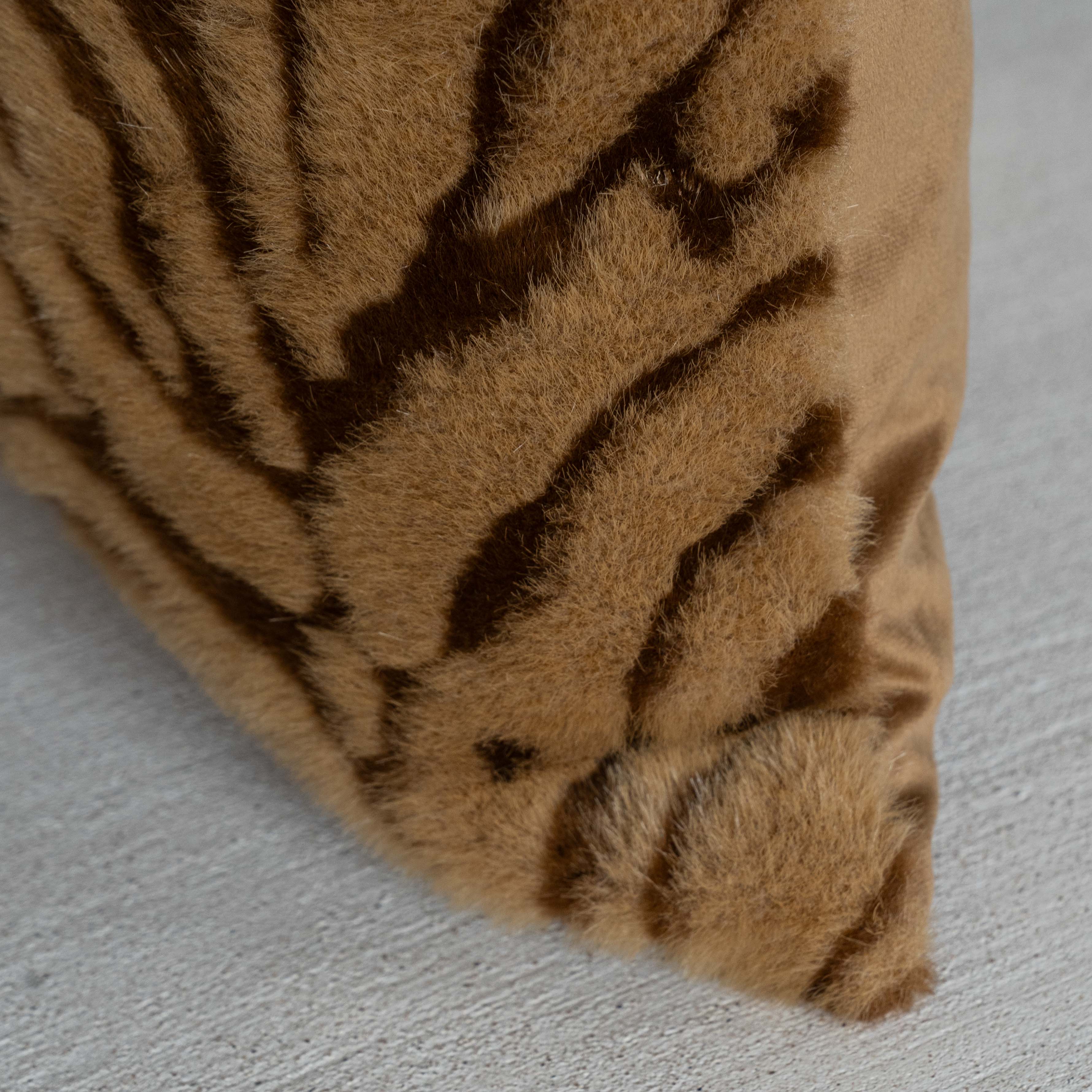 غطاء وسادة فيليور أبيض