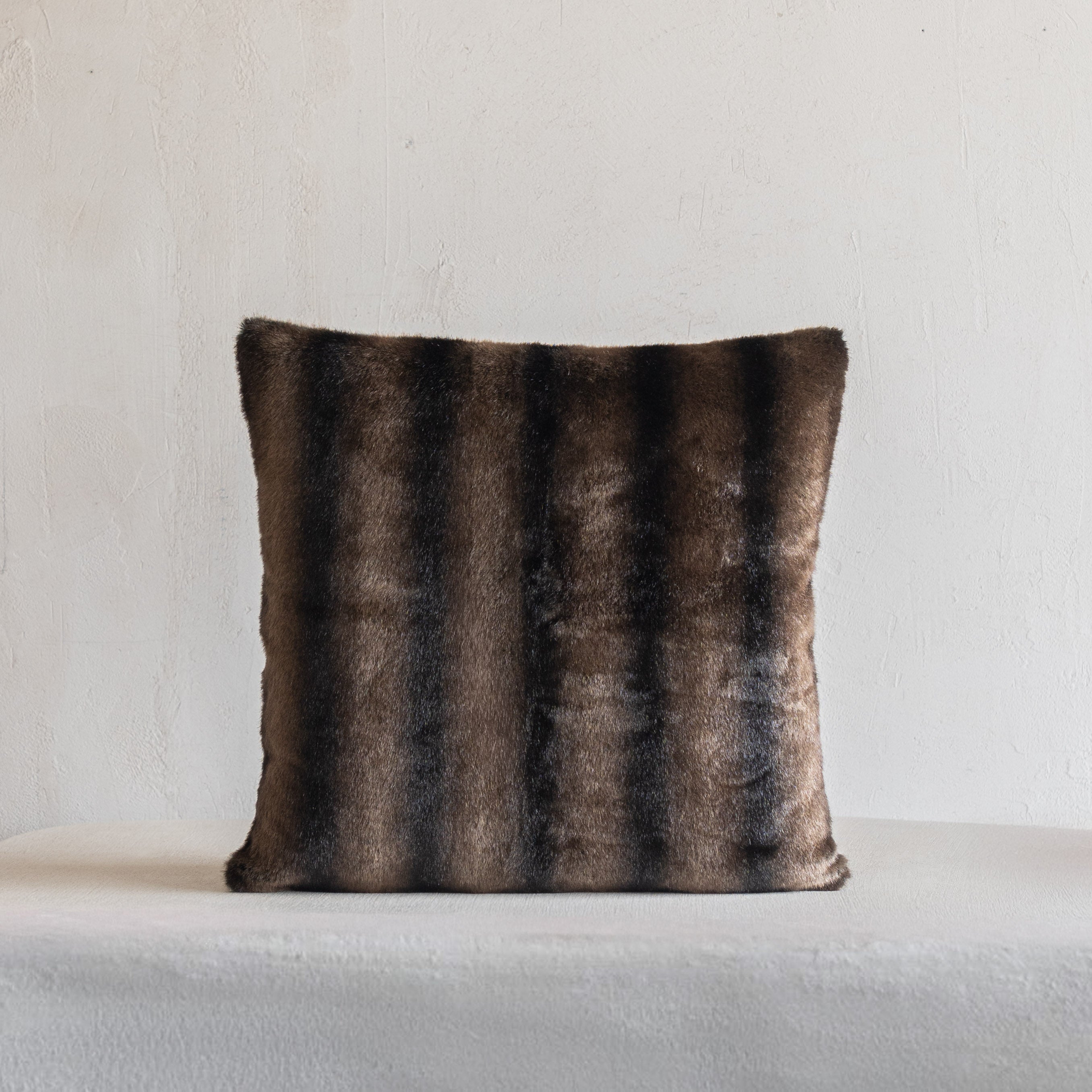 غطاء وسادة فيليور أبيض