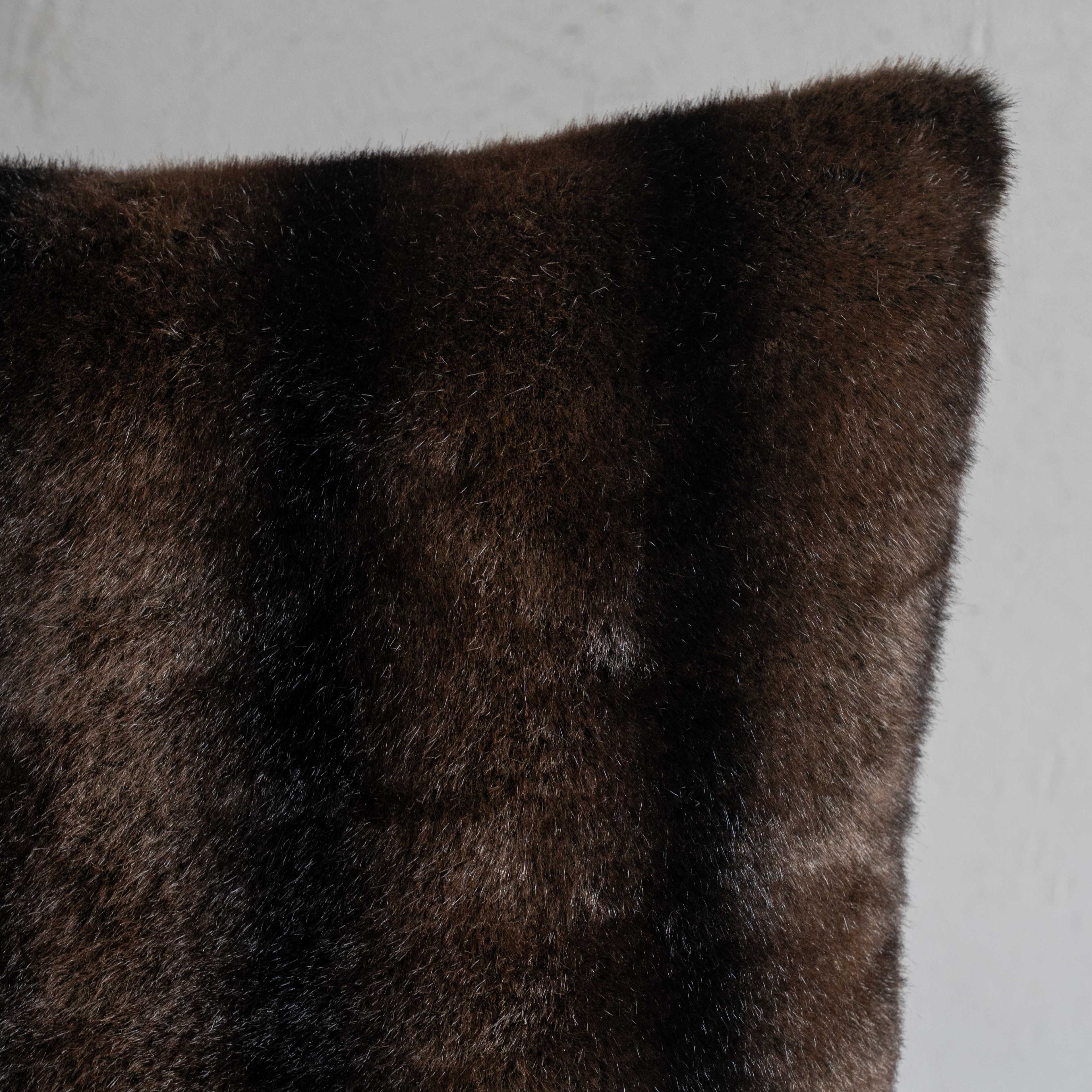 غطاء وسادة فيليور أبيض