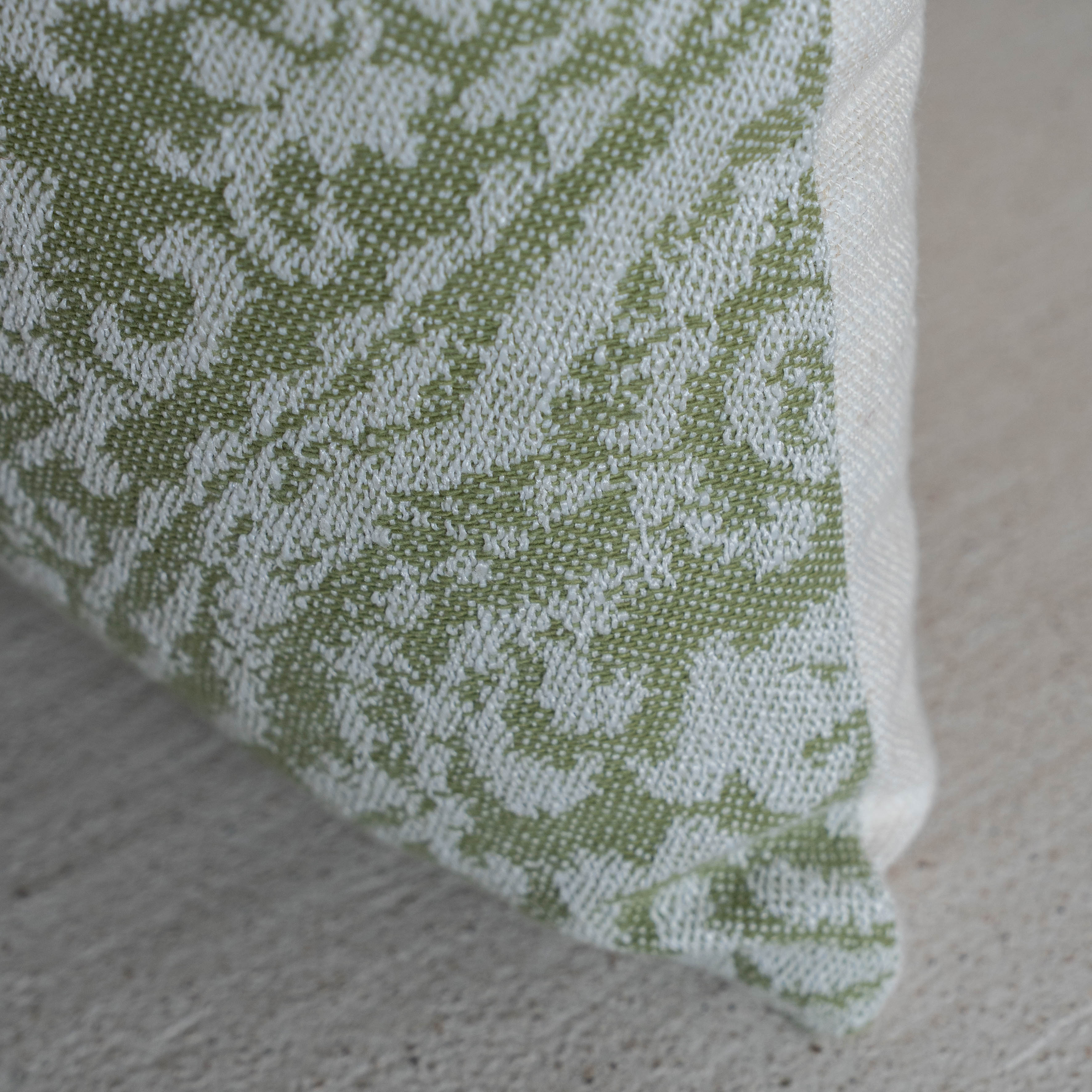 غطاء وسادة فيليور أبيض