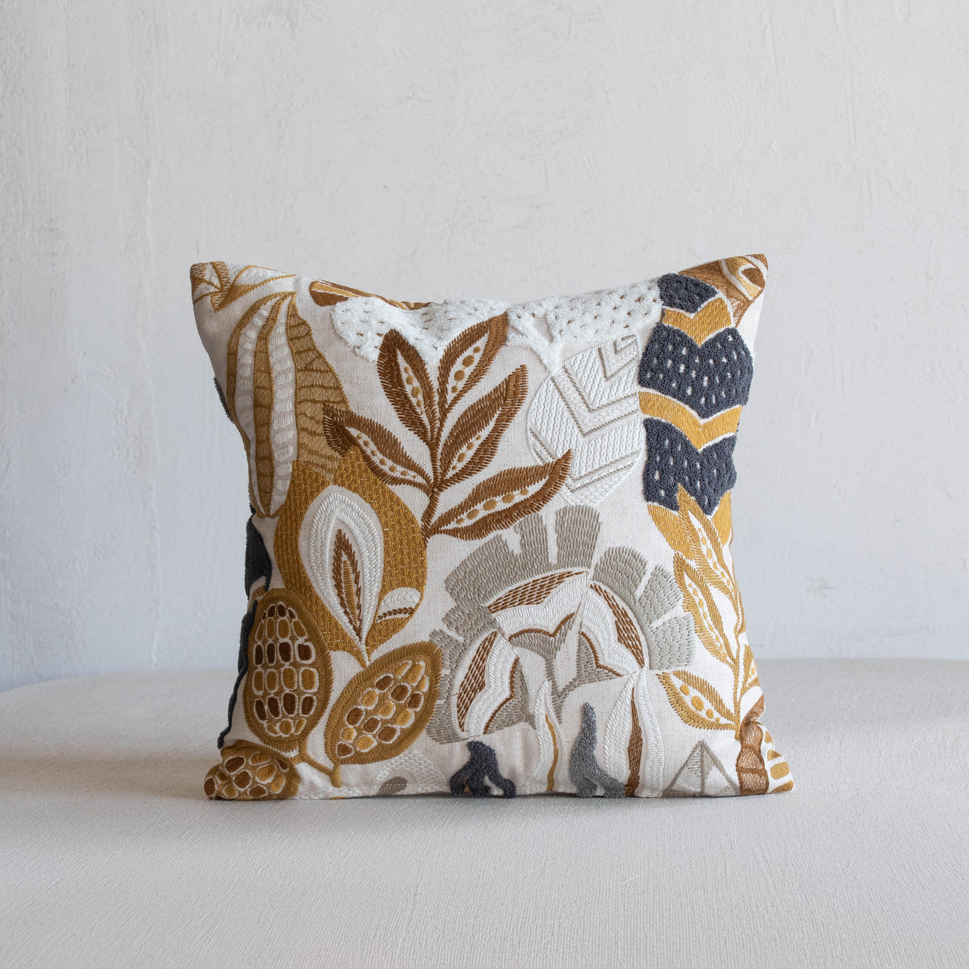 غطاء وسادة فيليور أبيض