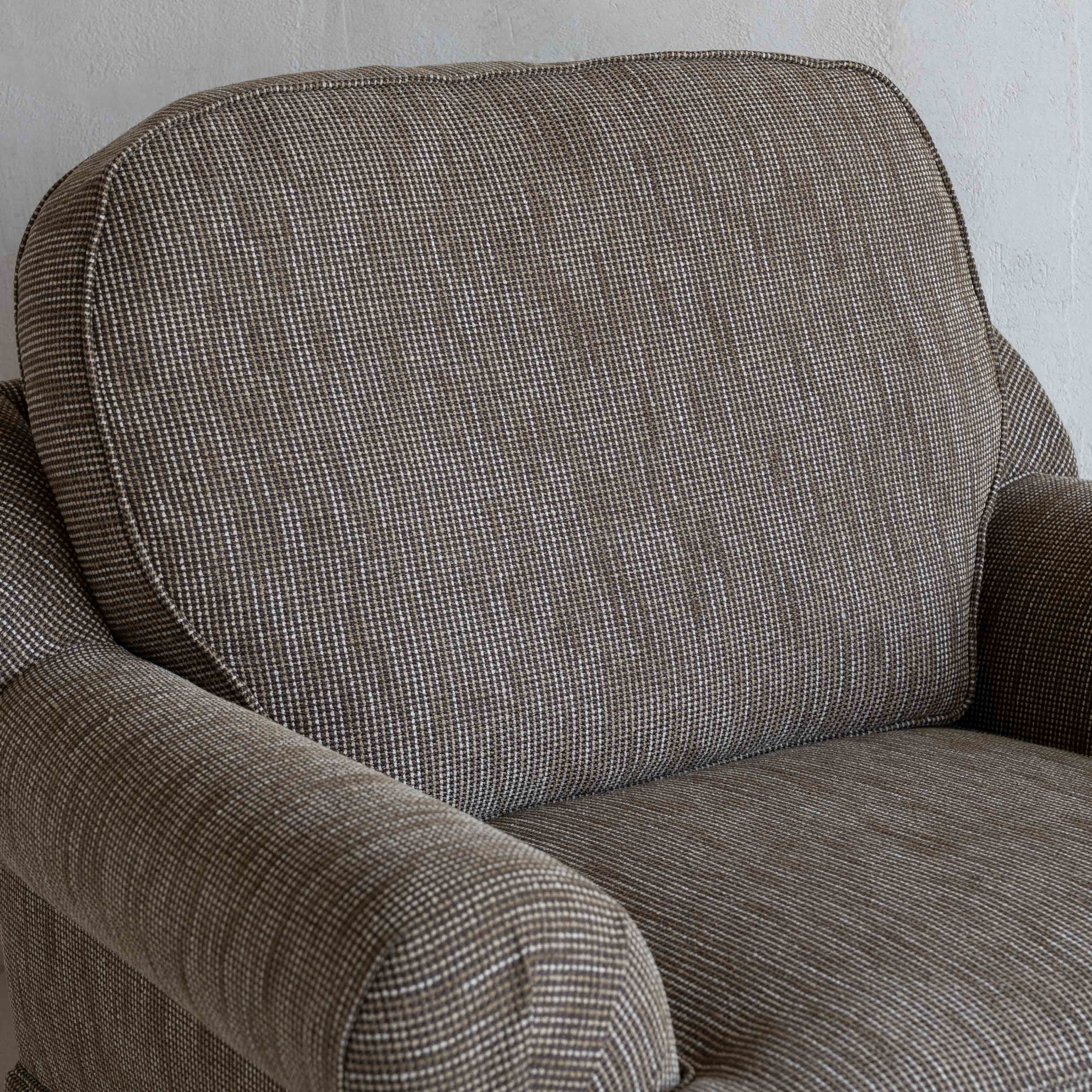 كرسي بذراعين كلاسيكي معاصر مستوحى من فيلم العراب - بني