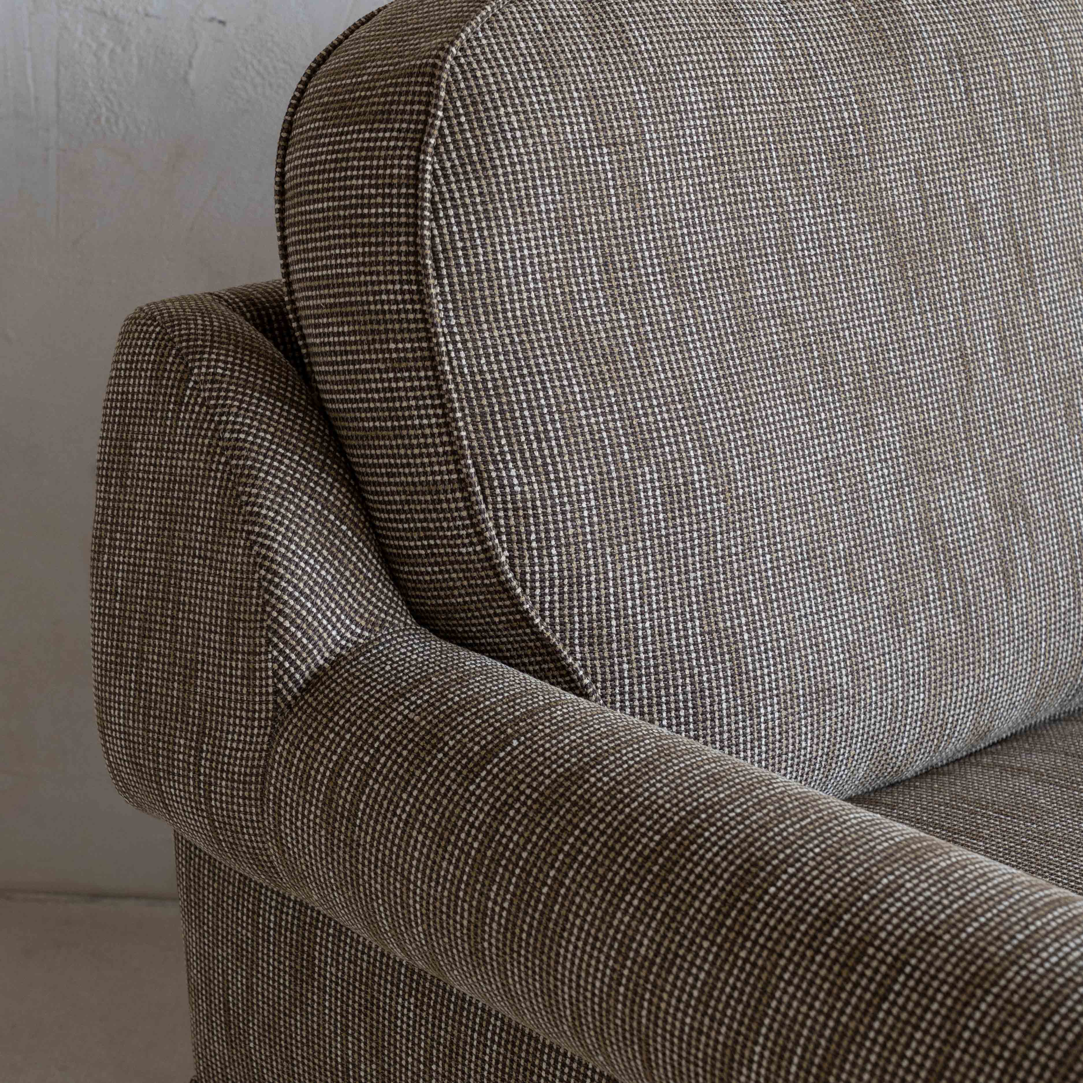 كرسي بذراعين كلاسيكي معاصر مستوحى من فيلم العراب - بني