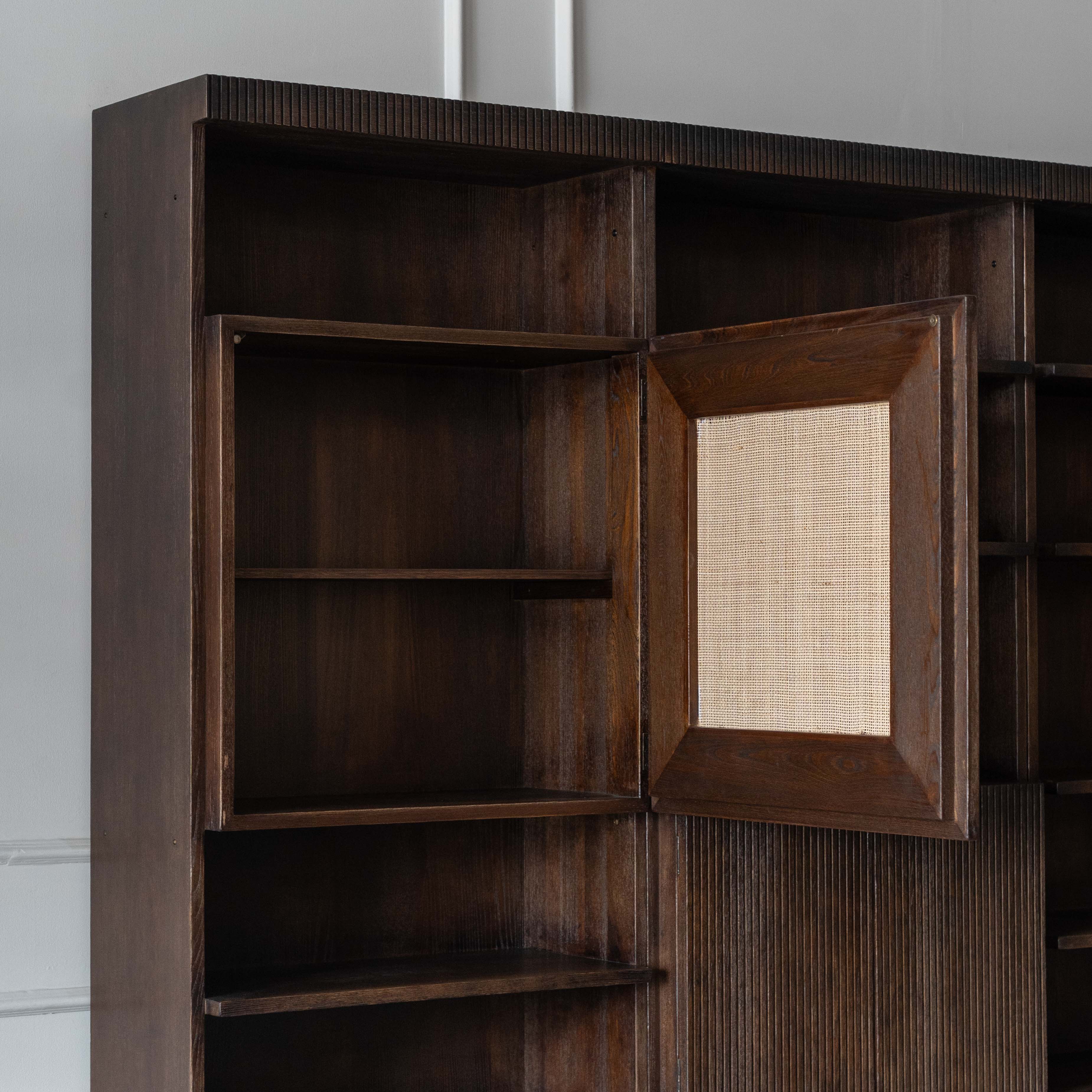 رف كتب كبير ووحدة تخزين رفوف واسعة من جيت