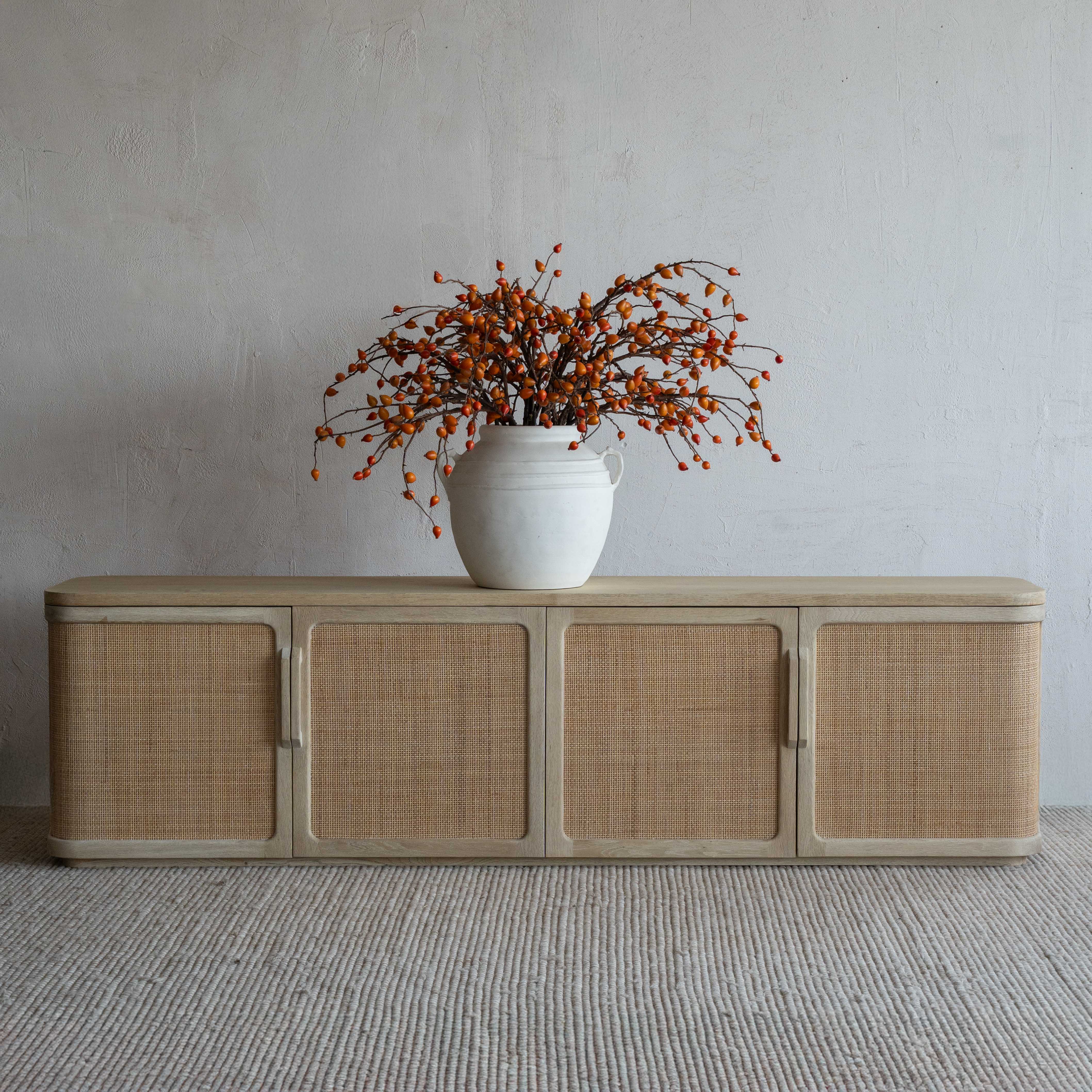 وحدة تلفزيون من خشب الدردار بتصميم عتيق على شكل عرش - كبيرة