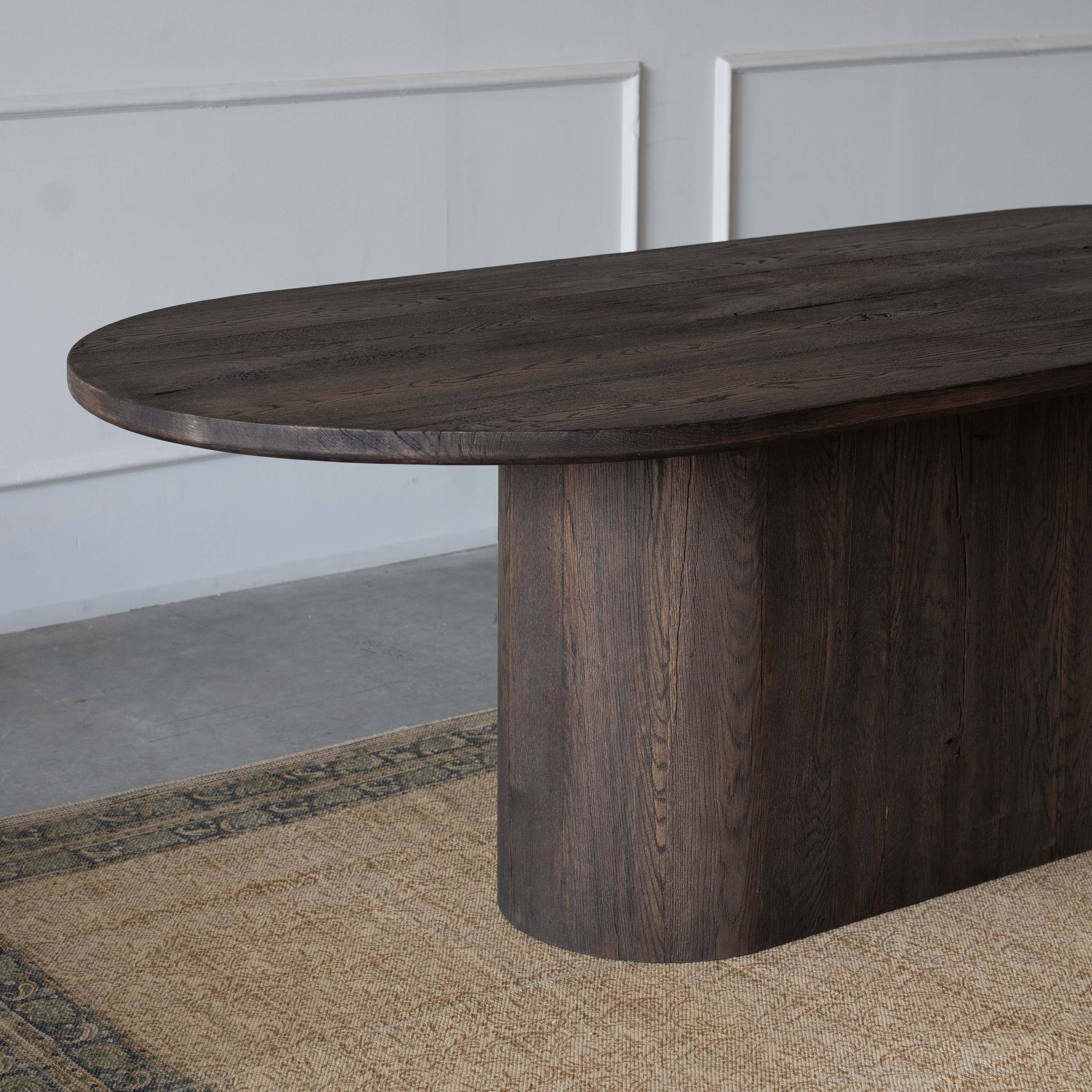 طاولة طعام بيضاوية من الخشب الصلب الطبيعي من مارماريس