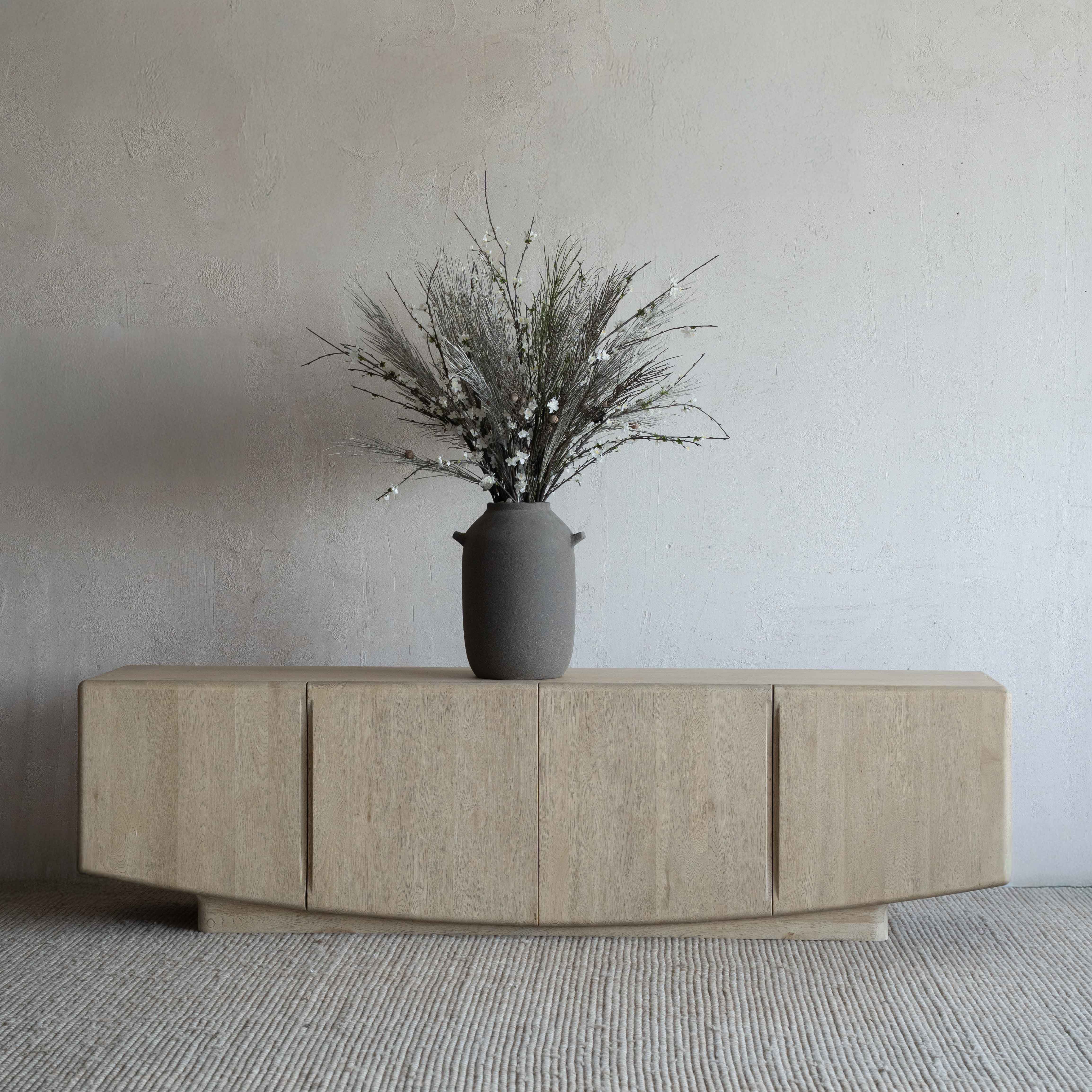 وحدة تلفزيون من خشب الدردار بتصميم عتيق على شكل عرش - كبيرة