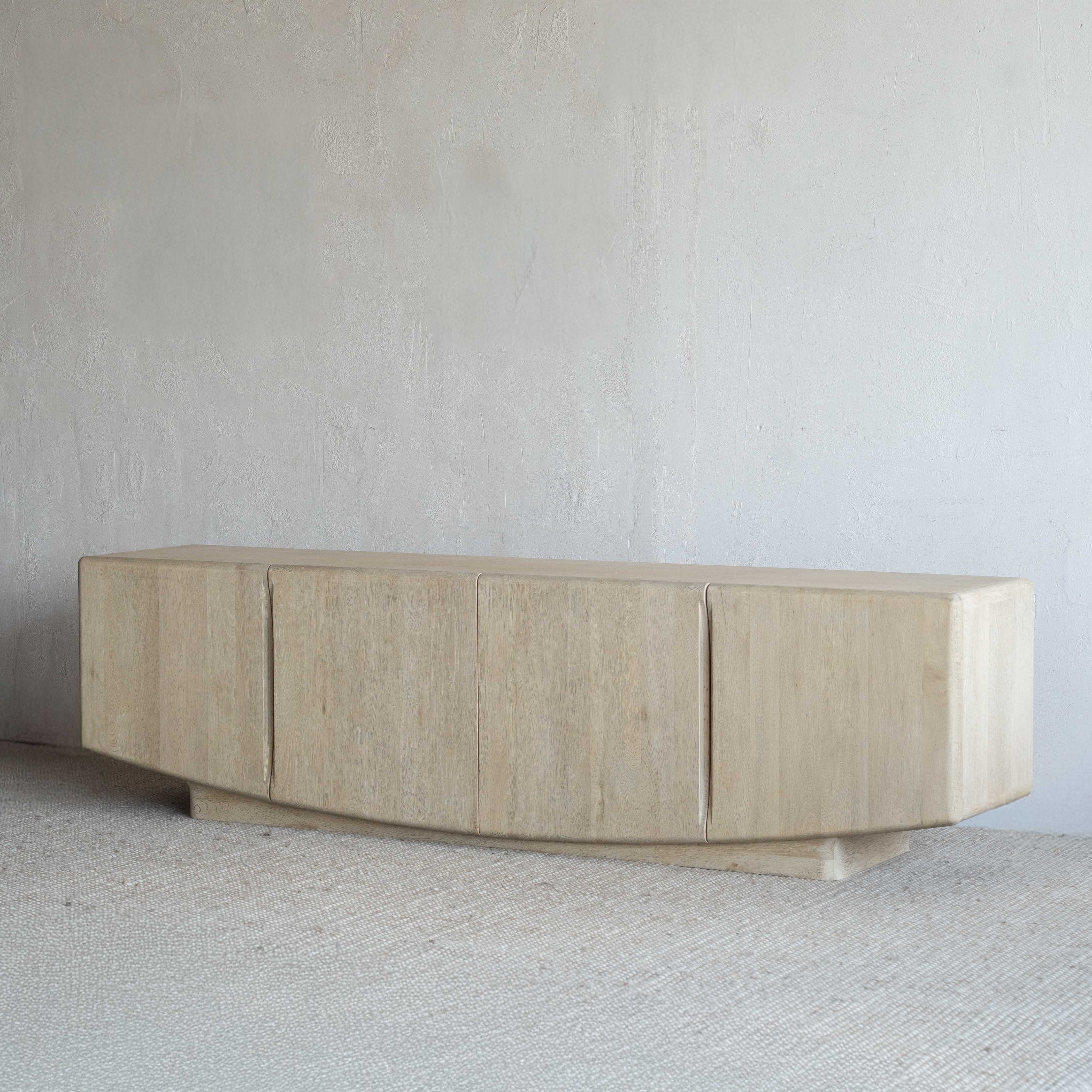 وحدة تلفزيون من خشب الدردار بتصميم عتيق على شكل عرش - كبيرة