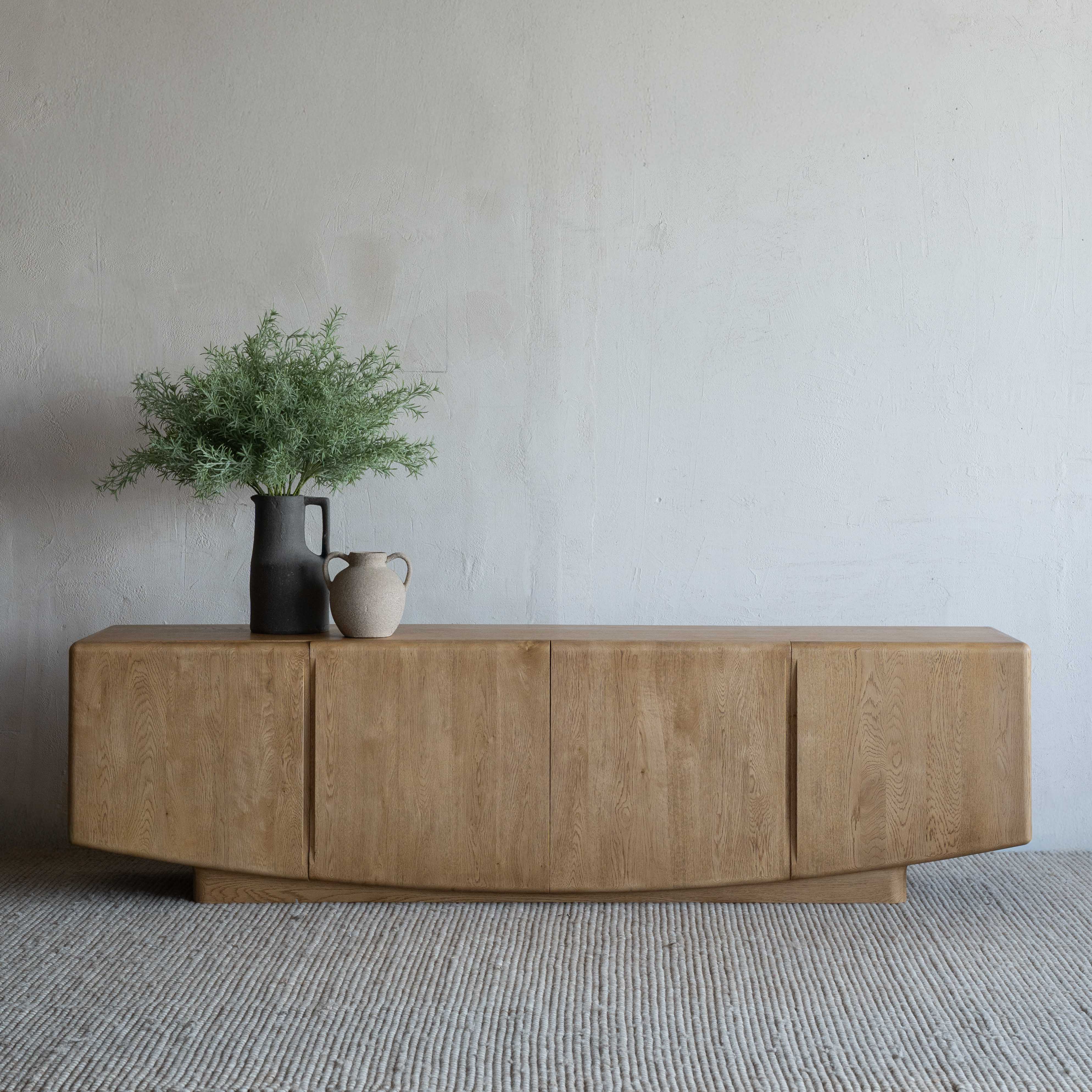 وحدة تلفزيون من خشب الدردار بتصميم عتيق على شكل عرش - كبيرة