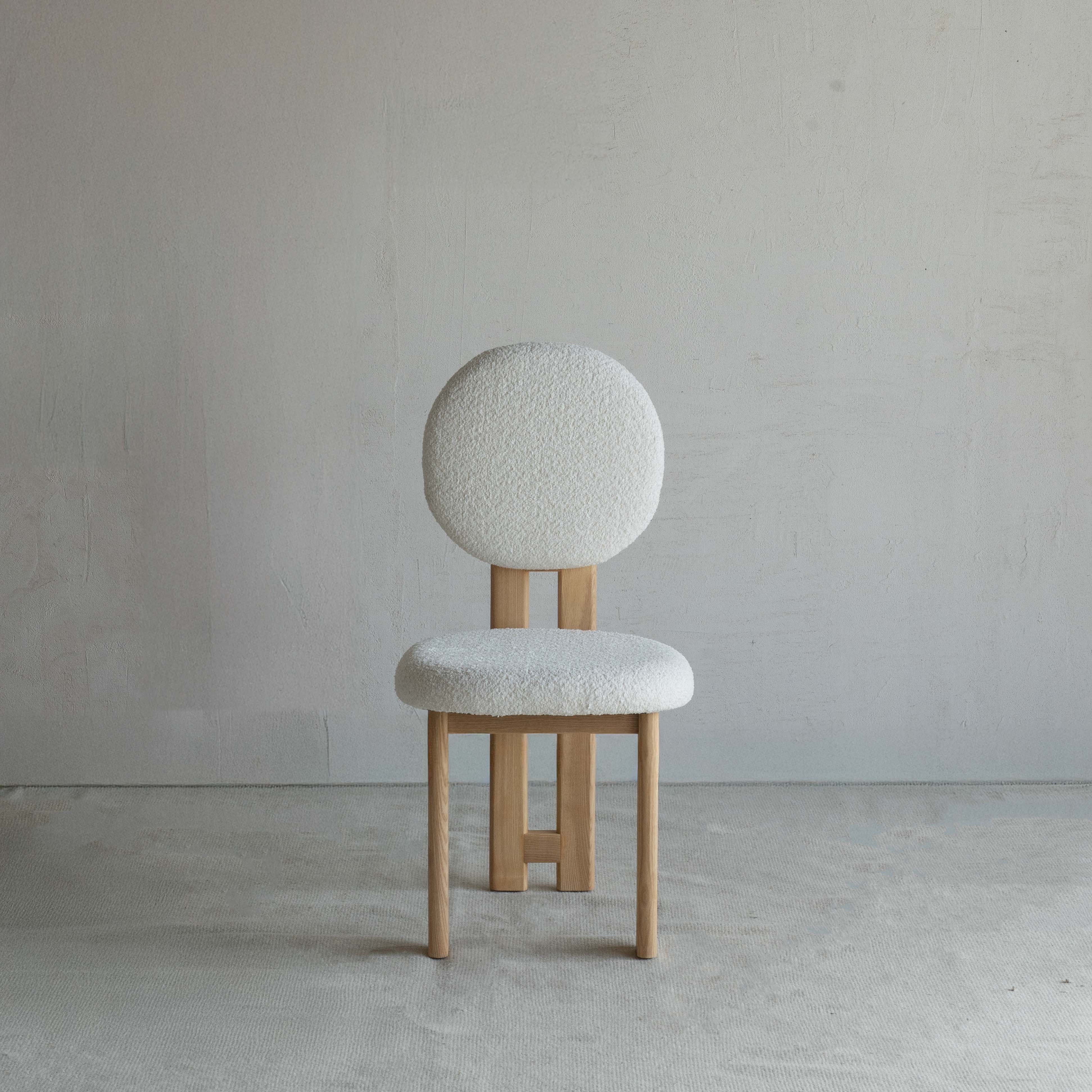 كرسي طعام عصري من منتصف القرن مصنوع من الخشب الصلب والقماش الأبيض