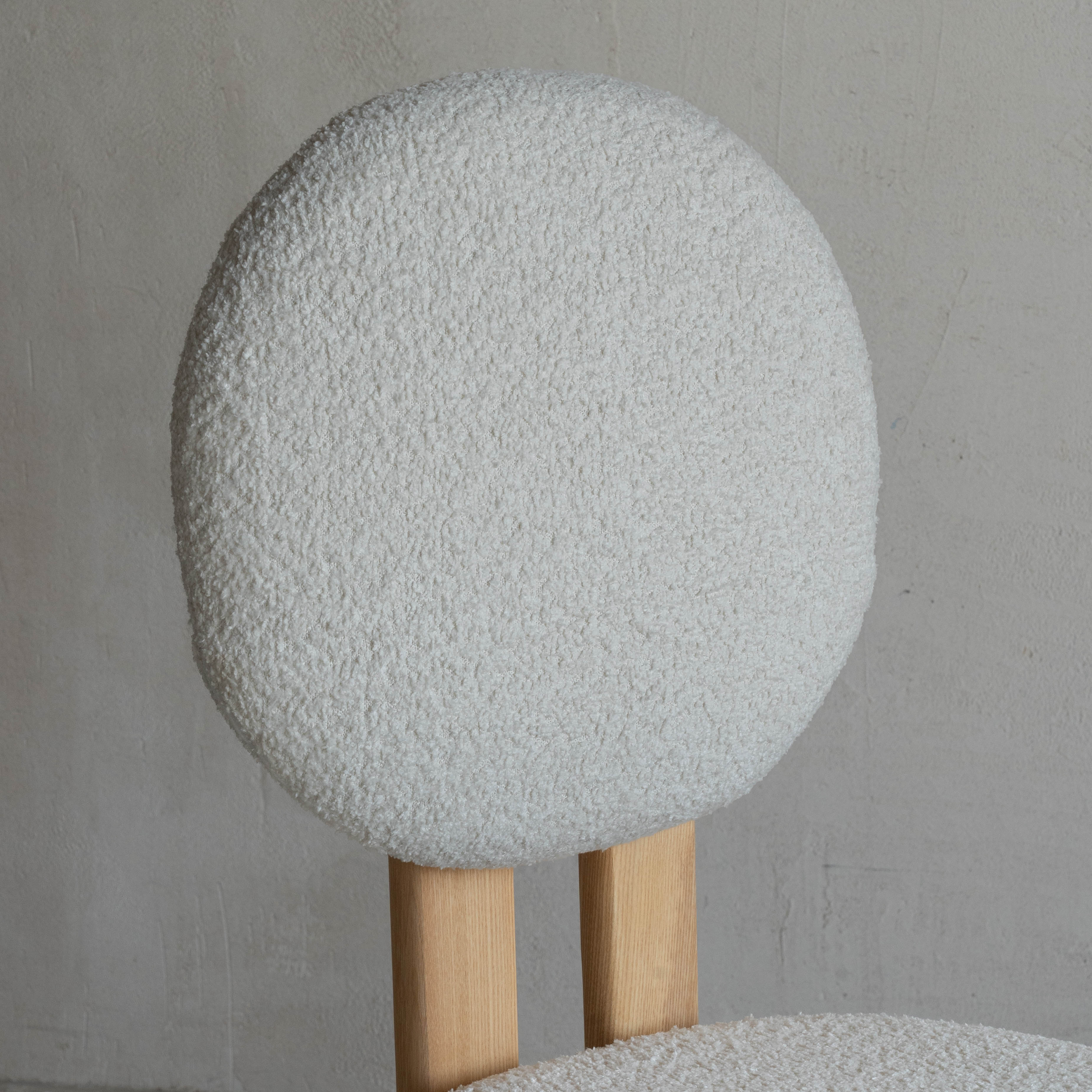 كرسي طعام عصري من منتصف القرن مصنوع من الخشب الصلب والقماش الأبيض