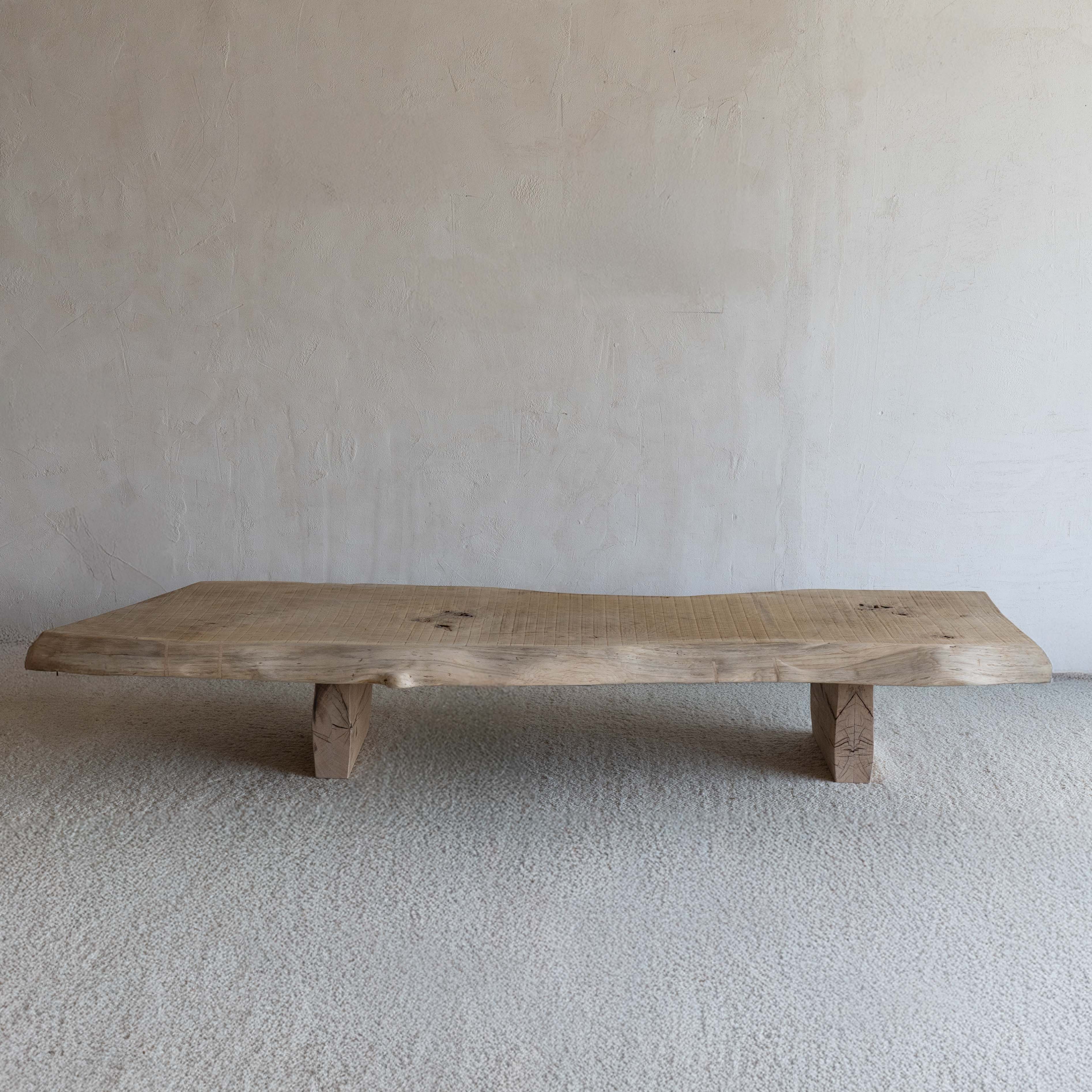 طاولة قهوة ميزو - إيكو ذات الشكل العضوي على الطراز الياباني وابي سابي