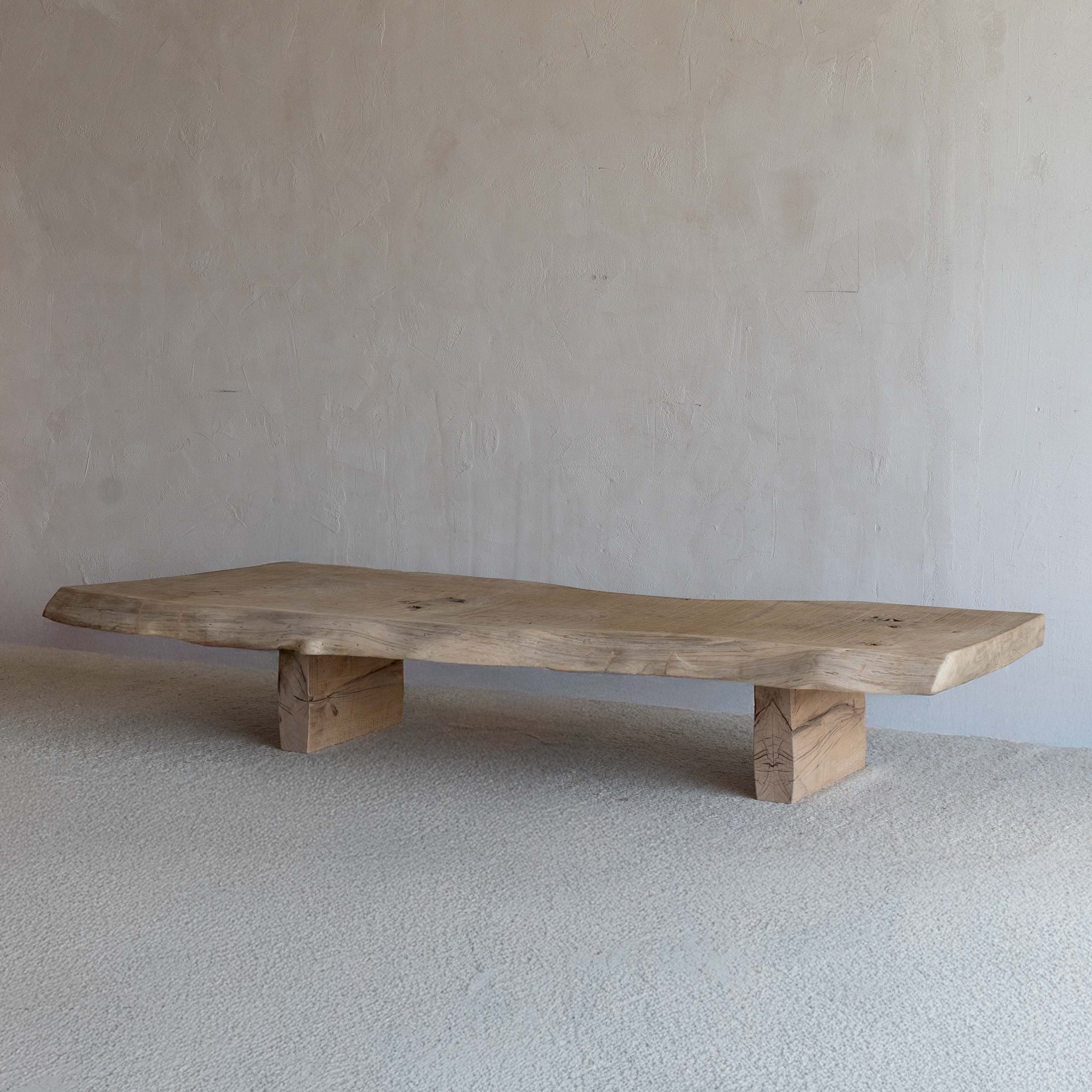 طاولة قهوة ميزو - إيكو ذات الشكل العضوي على الطراز الياباني وابي سابي