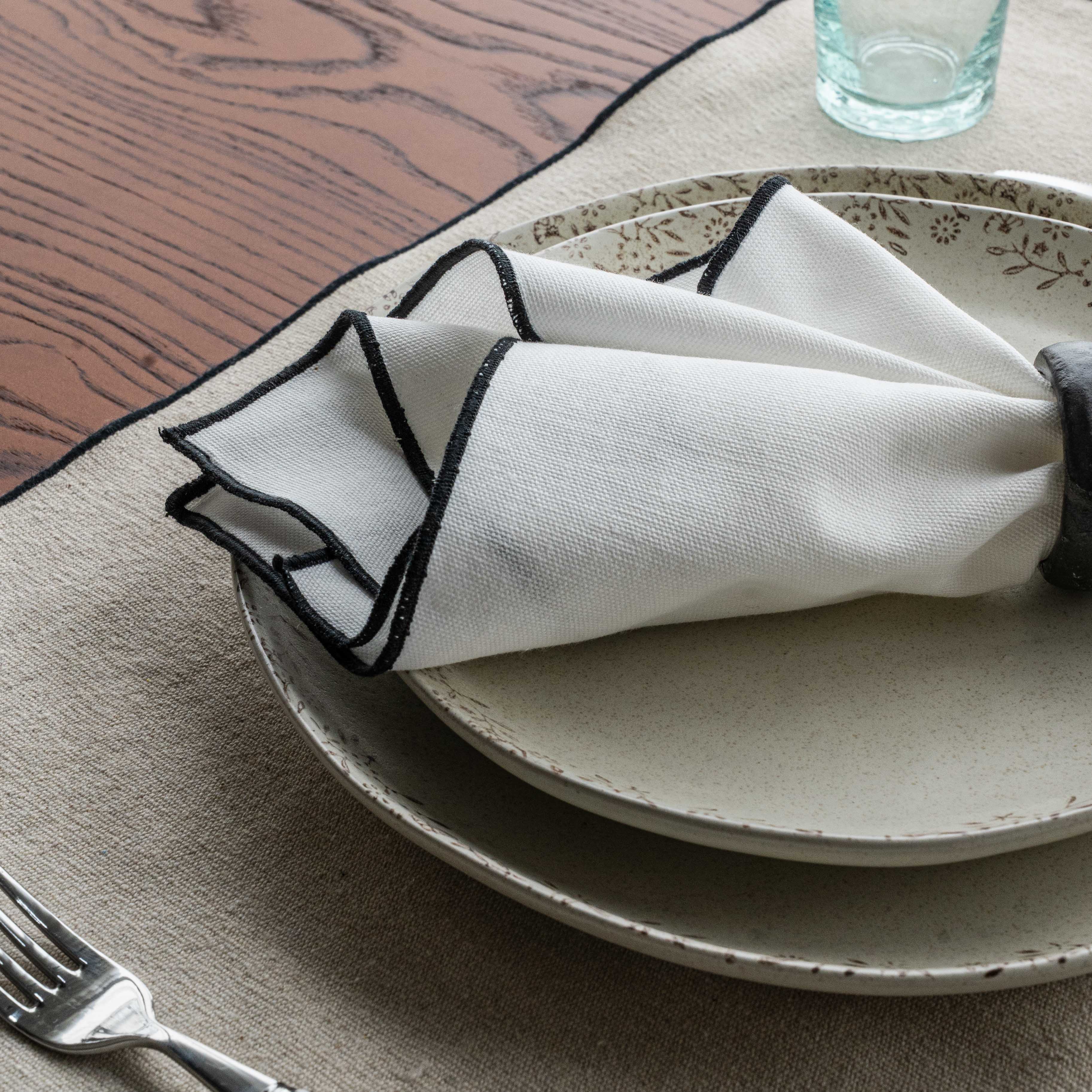 طقم مناديل طاولة من الكتان مكون من قطعتين - أبيض/خردلي