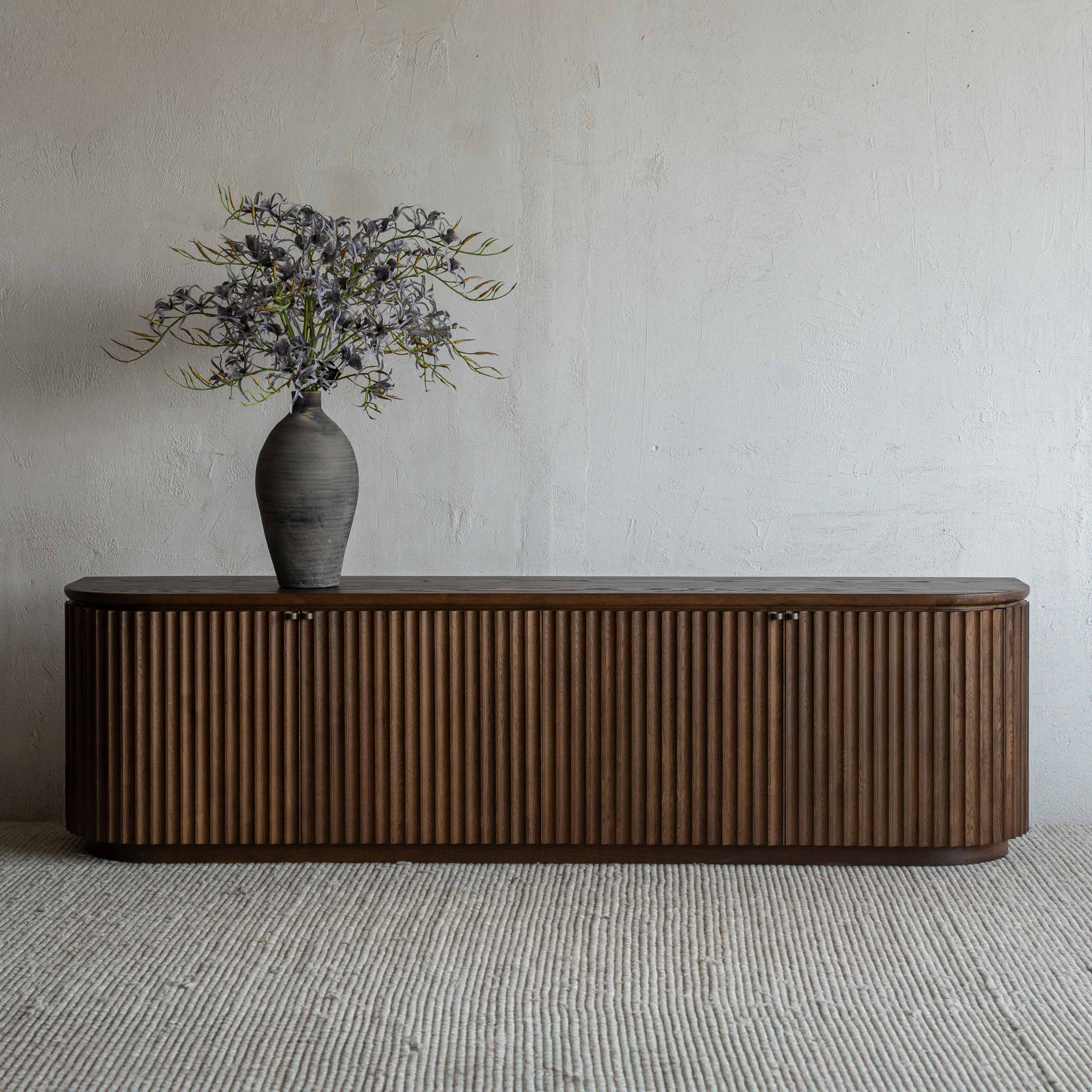 وحدة تلفزيون من خشب الدردار بتصميم عتيق على شكل عرش - كبيرة