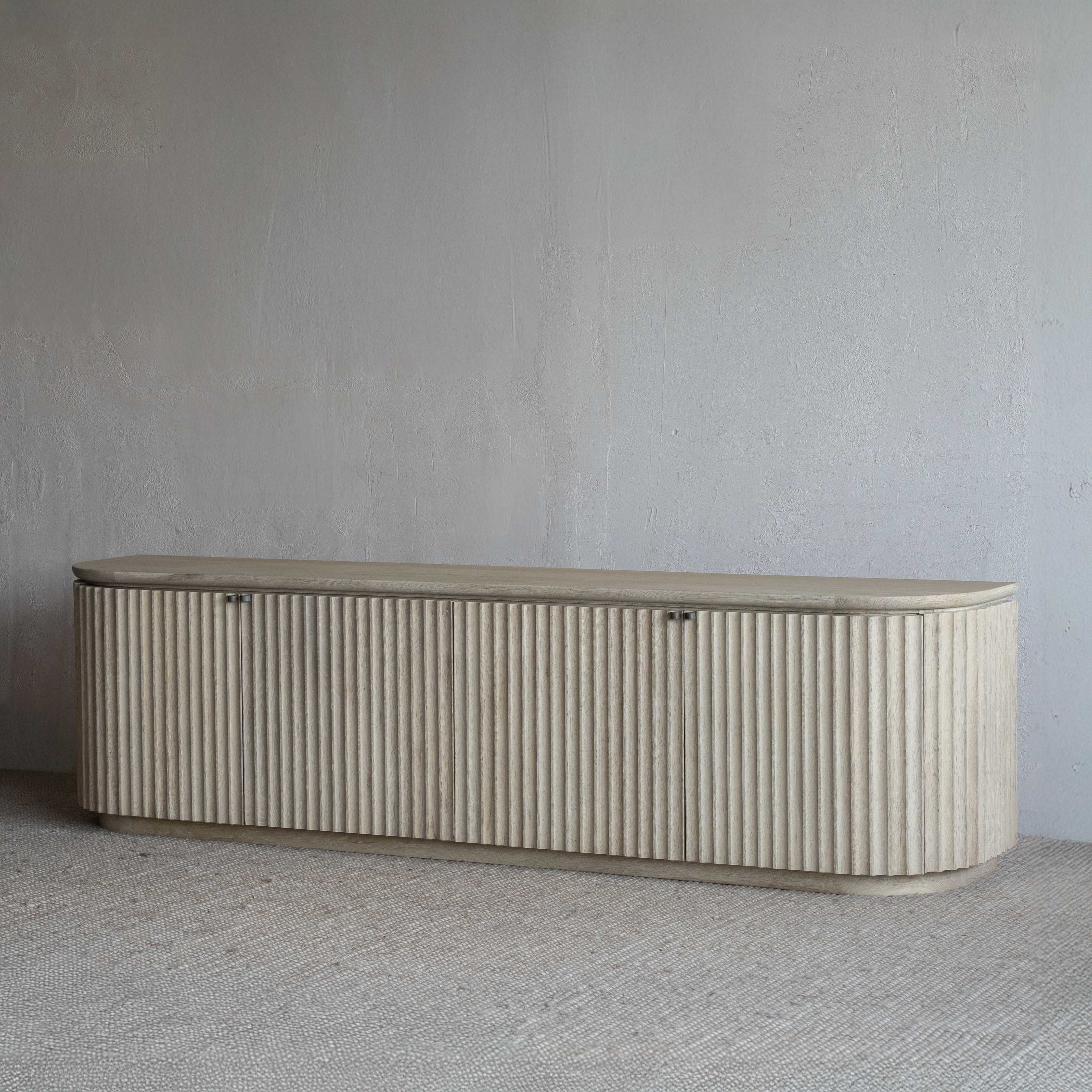 وحدة تلفزيون من خشب الدردار بتصميم عتيق على شكل عرش - كبيرة