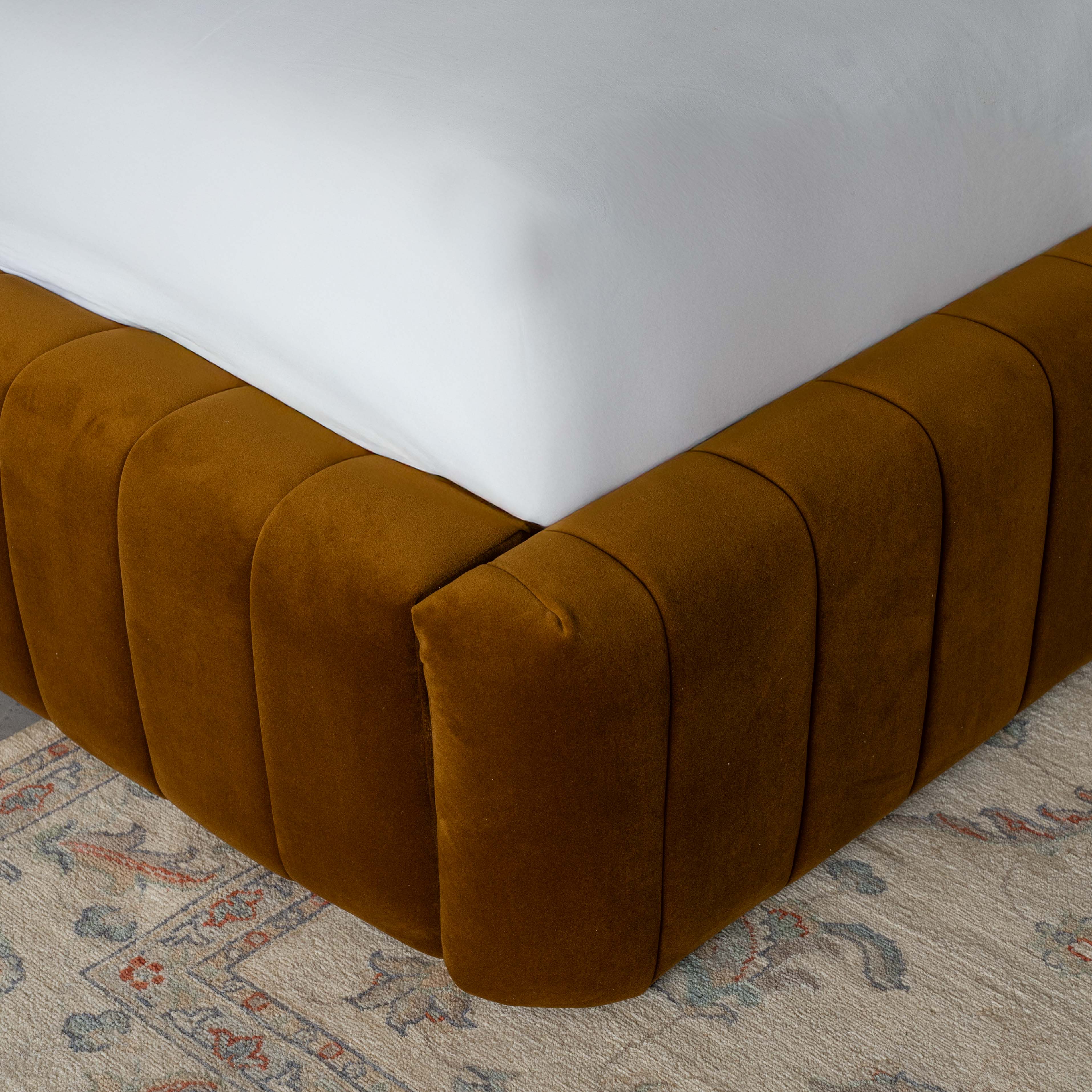 سرير ثاليا براون العصري والفاخر بحجم كينج 180×200 سم