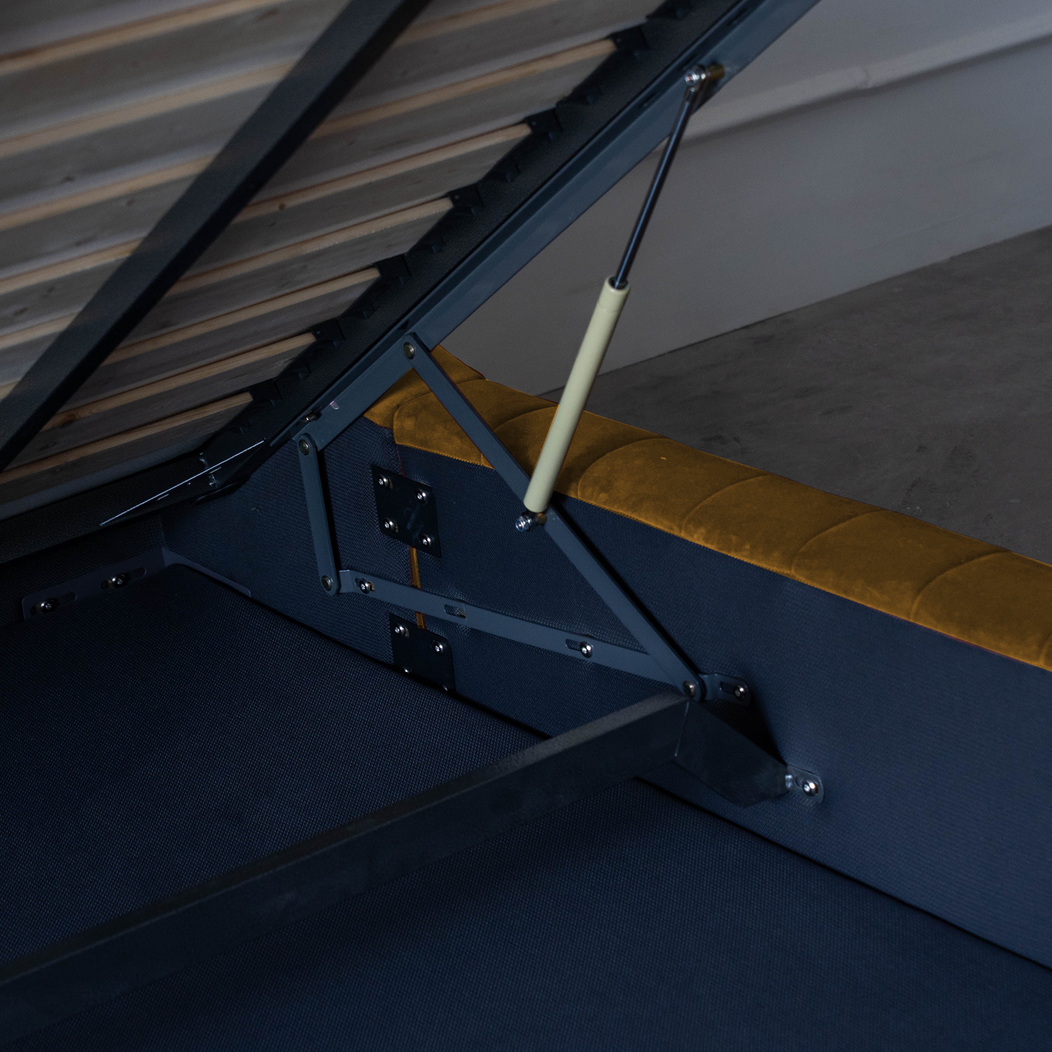 سرير ثاليا براون العصري والفاخر بحجم كينج 180×200 سم